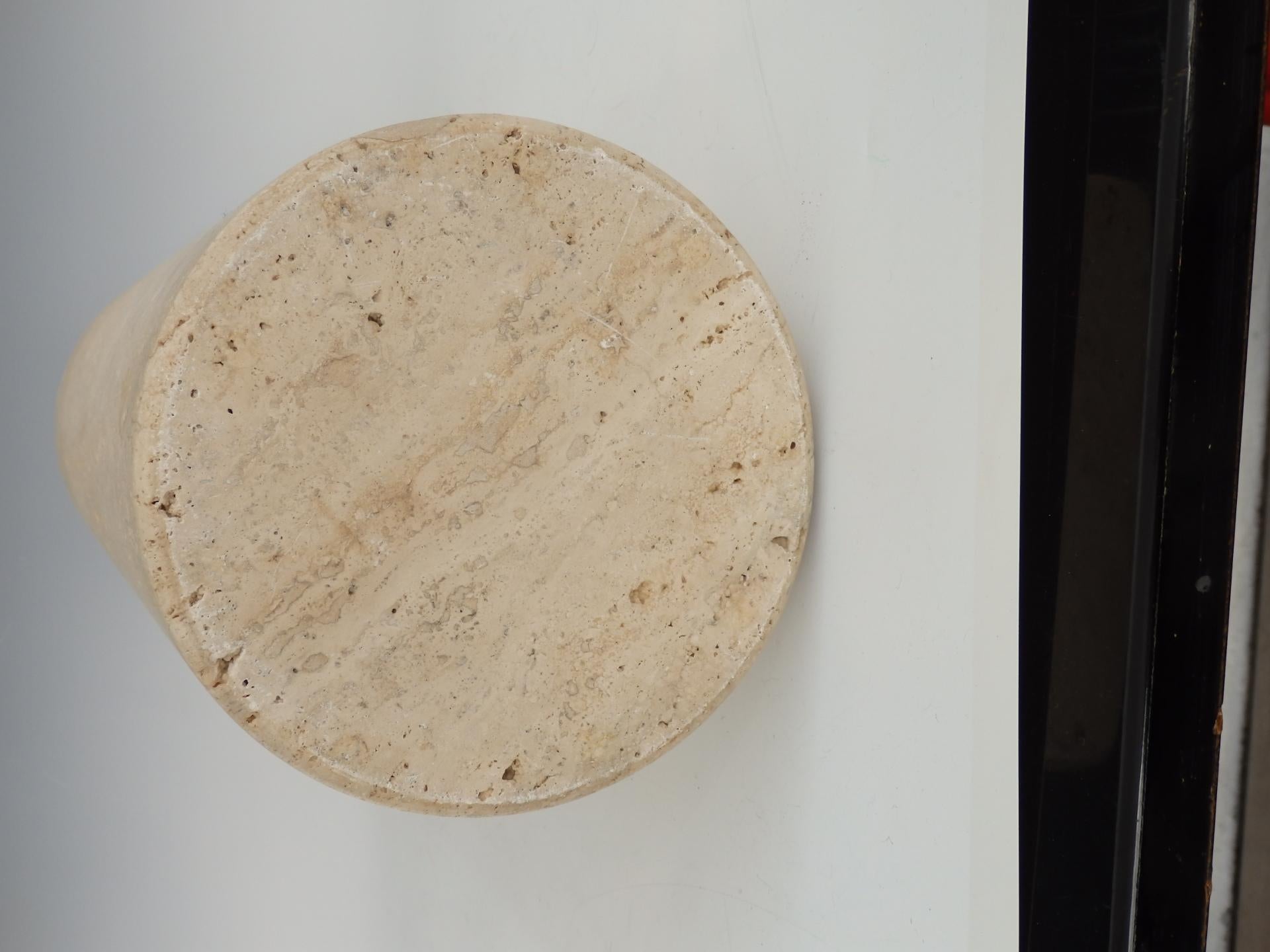 Zylinder-Bodenvase oder Pflanzgefäß aus Travertinmarmor im Zustand „Gut“ im Angebot in Ferndale, MI