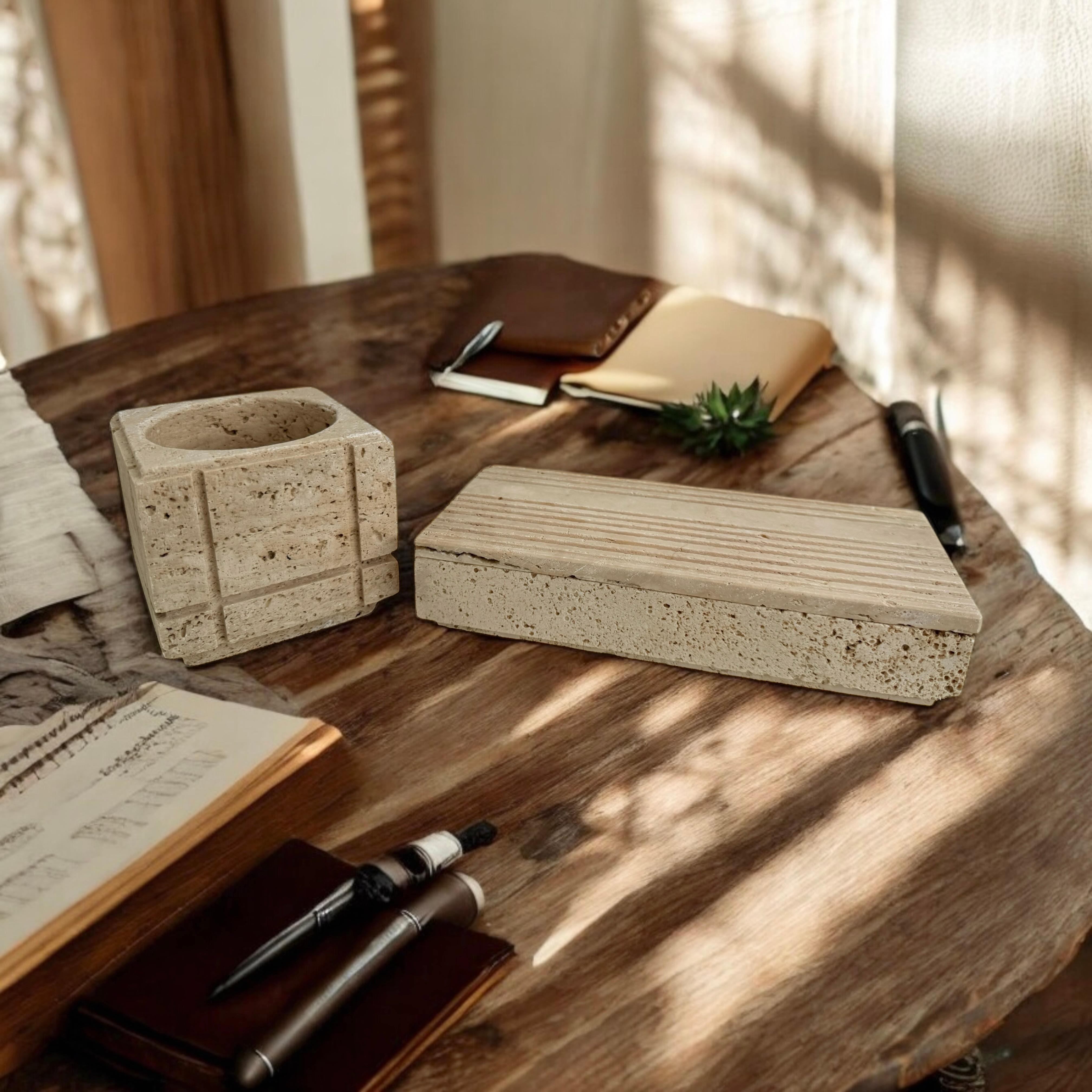 Este precioso cubilete cuadrado y la caja rectangular de mármol travertino son un magnífico ejemplo de la producción italiana de objetos decorativos de los años setenta.  Fabricado por Fratelli Mannelli, el color y la textura del mármol, junto con