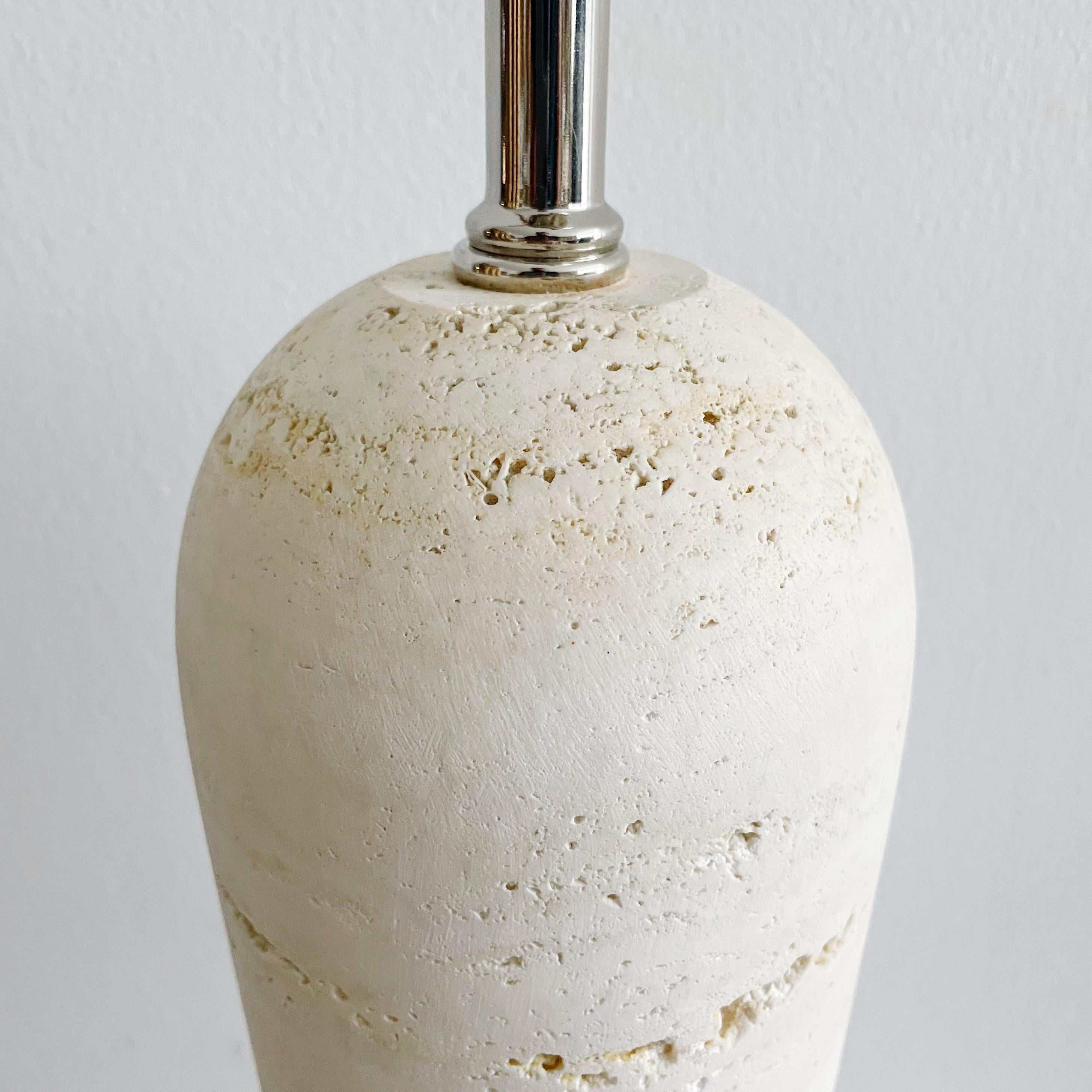 Italienische Vintage-Lampe aus Travertinmarmor (Moderne der Mitte des Jahrhunderts) im Angebot