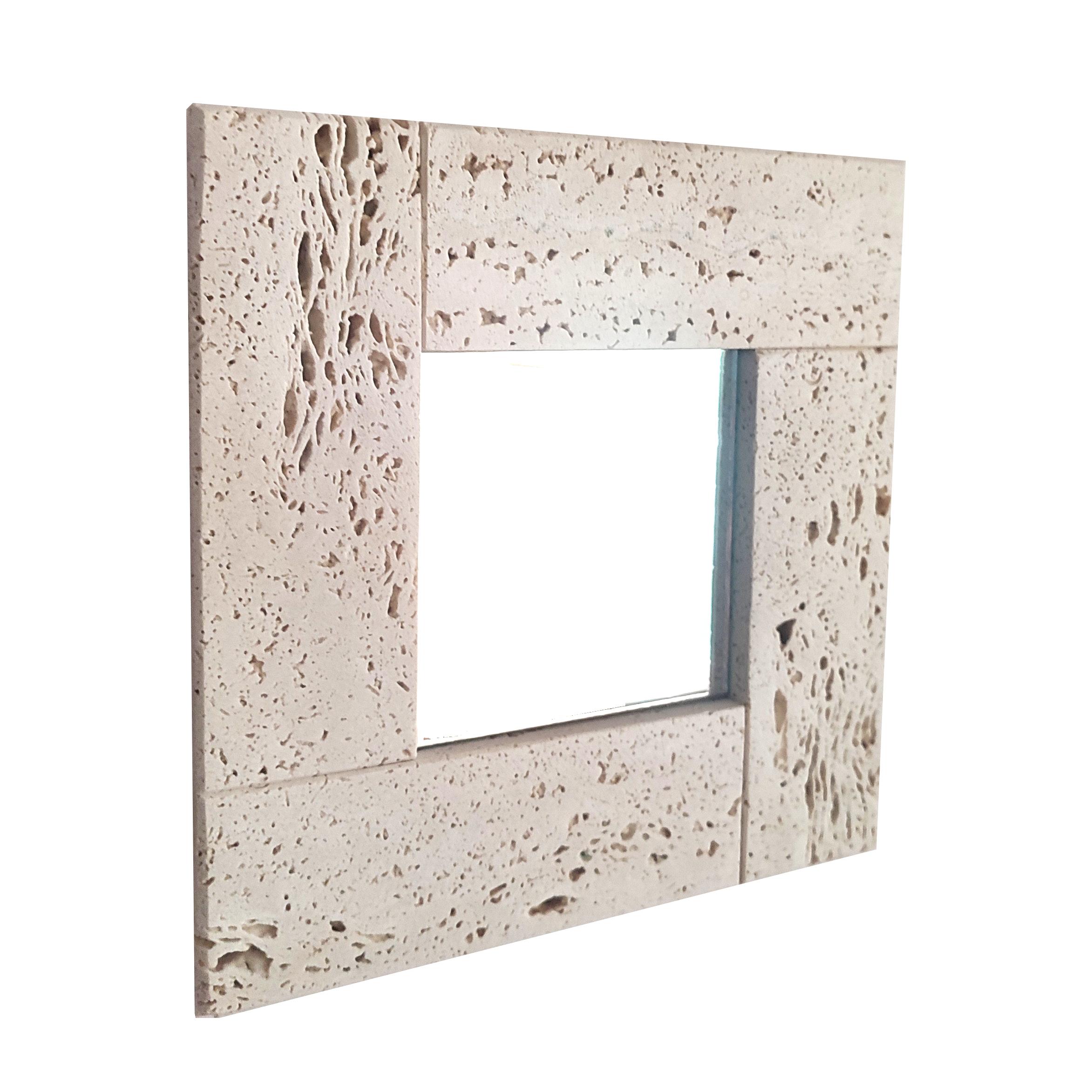 Miroir en marbre travertin Travertin italien Miroir Modernity Design Cadeau
Ce miroir carré fabriqué à la main, encadré de marbre travertin italien exquis, est le cadeau idéal pour quelqu'un qui apprécie le design intemporel et l'artisanat. Le cadre