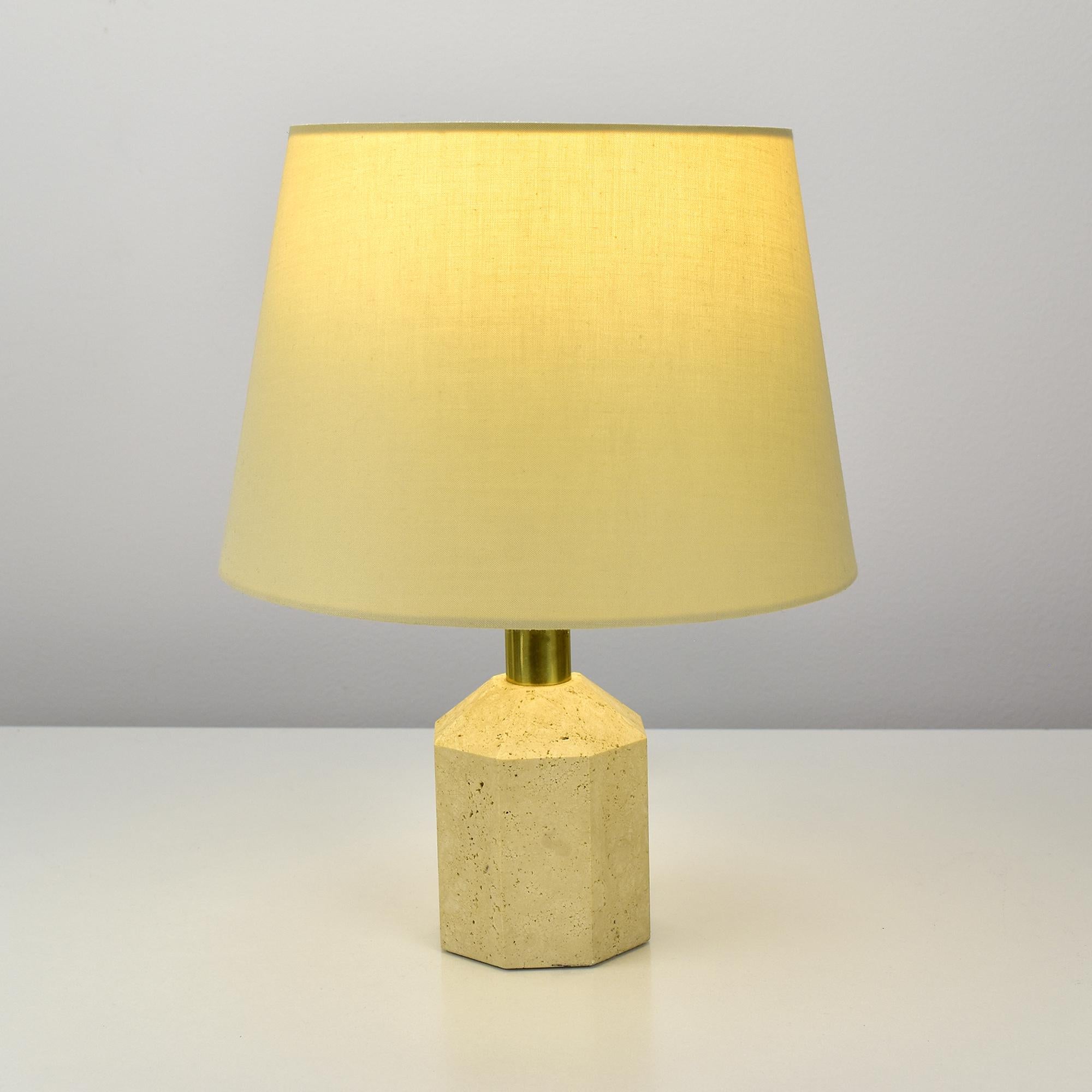 Une base de lampe de table italienne vintage, taillée en octogone et facettée vers le bord supérieur, fabriquée par Fratelli Mannelli dans les années 1960. La base en travertin massif est ornée d'un manchon en laiton qui accueille la douille d'une