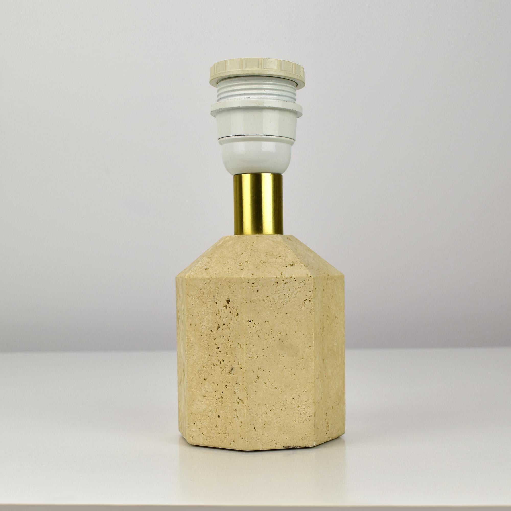 Facetté Base de lampe de bureau en marbre travertin de Fratelli Mannelli, Italie, années 1960 en vente