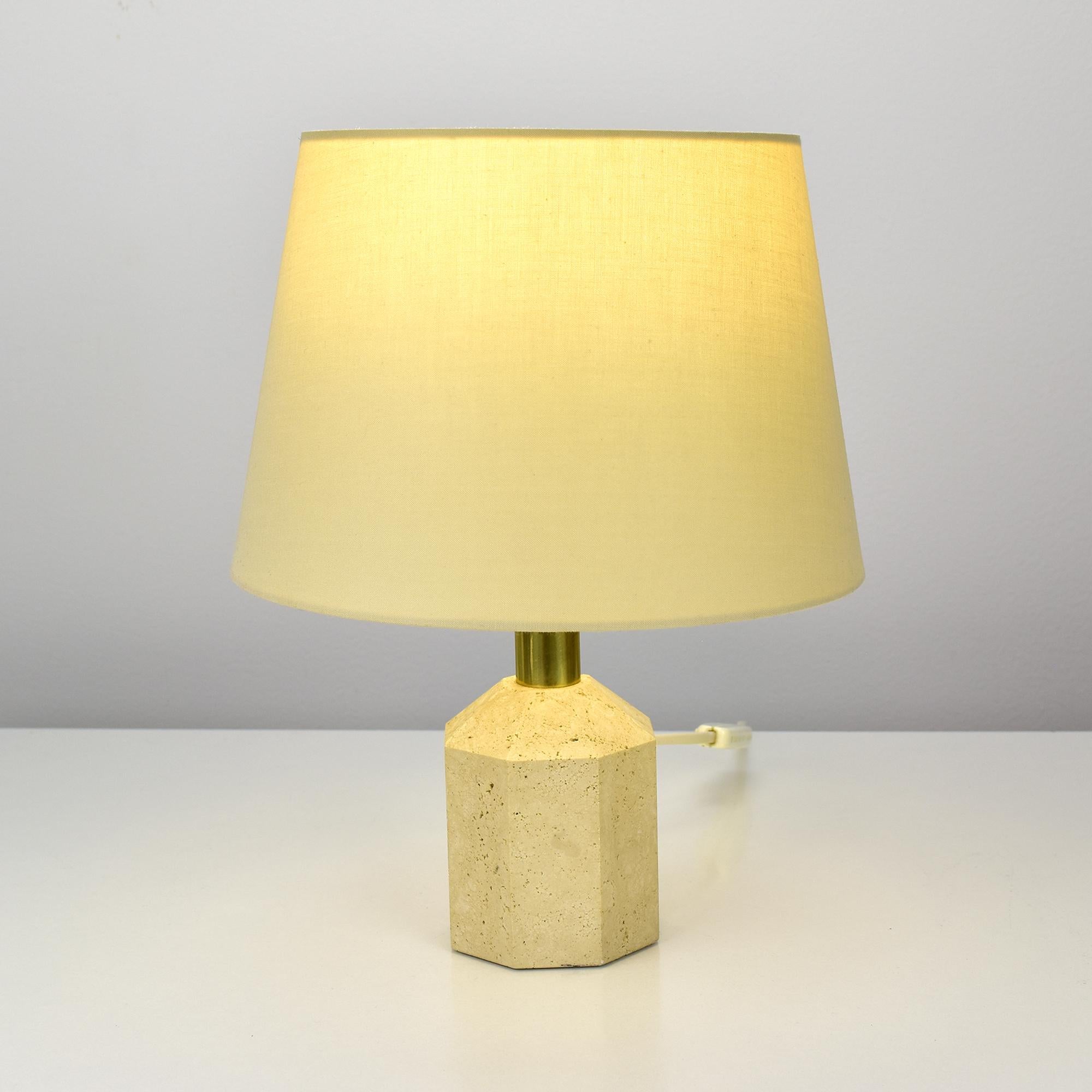 Milieu du XXe siècle Base de lampe de bureau en marbre travertin de Fratelli Mannelli, Italie, années 1960 en vente