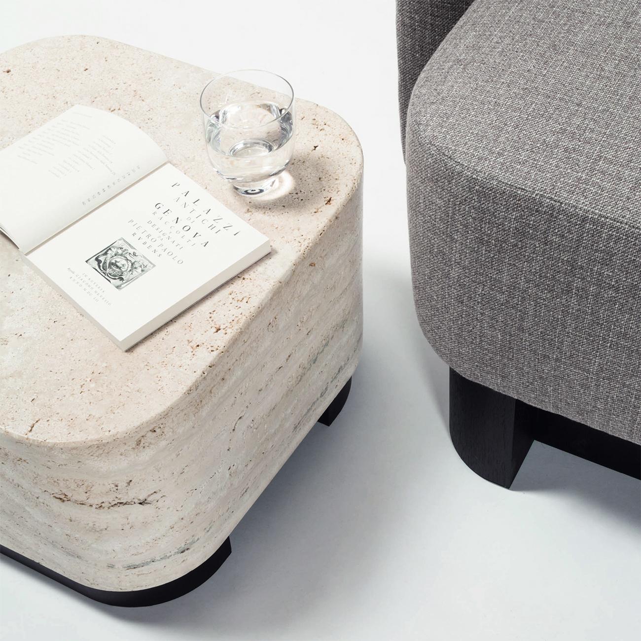 Travertin Table d'appoint moyenne en travertin en vente