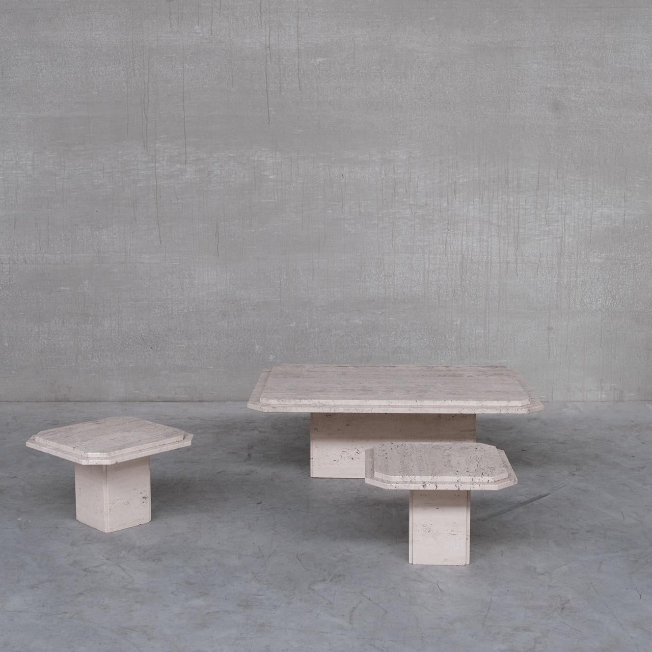Une grande table basse et des tables d'appoint. 

En travertin, de bonne qualité et avec beaucoup de caractère. 

L'un des meilleurs ensembles que nous ayons eu l'occasion d'offrir. 

Belgique, c1970s. 

Bon état, quelques entailles et