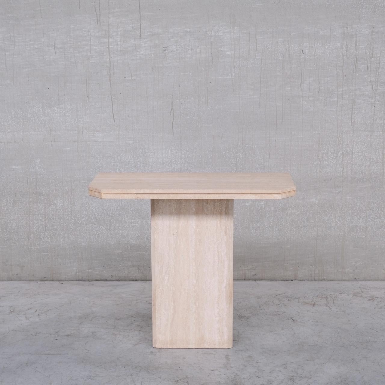 Una consola de travertino de pequeñas proporciones. 

Italia, c1970s. 

Debe colocarse en una pared, ya que la parte trasera está abierta. 

Quiere fijarse a la pared para mayor solidez y seguridad. 

Buen estado. 

Localización: Galería de Bélgica.
