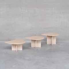 Ensemble de tables basses ou de tables d'appoint en travertin du milieu du siècle