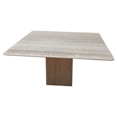 Table basse carrée Belgique mi-séculaire en travertin