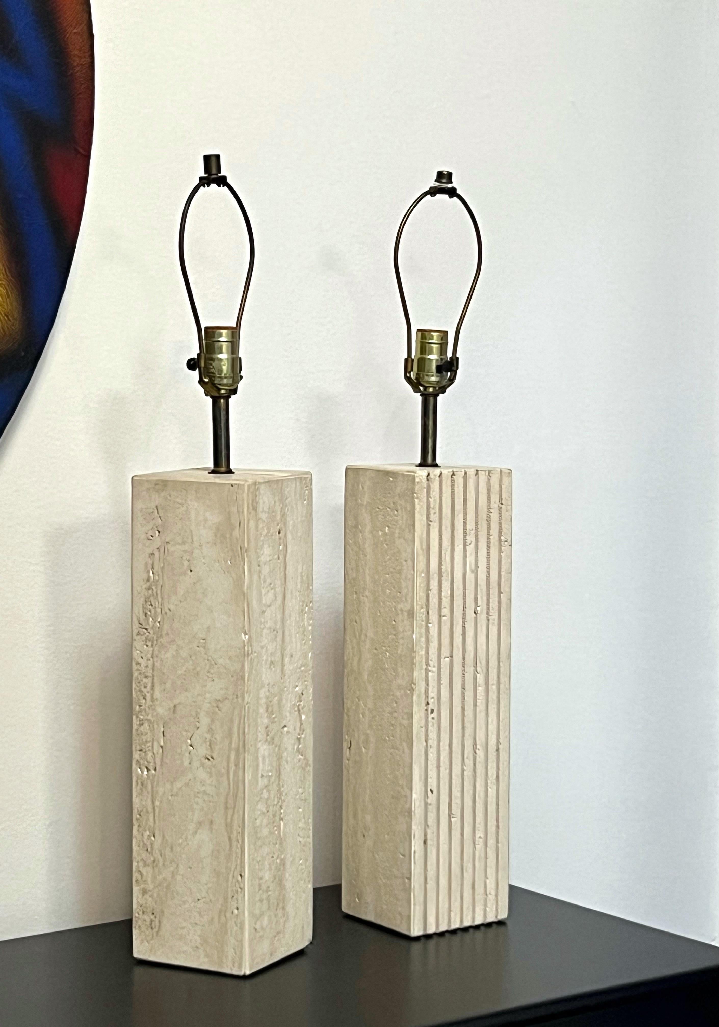 Minimalistisches Paar italienische Tischlampen aus Travertin, 1965 im Zustand „Gut“ in Miami, FL