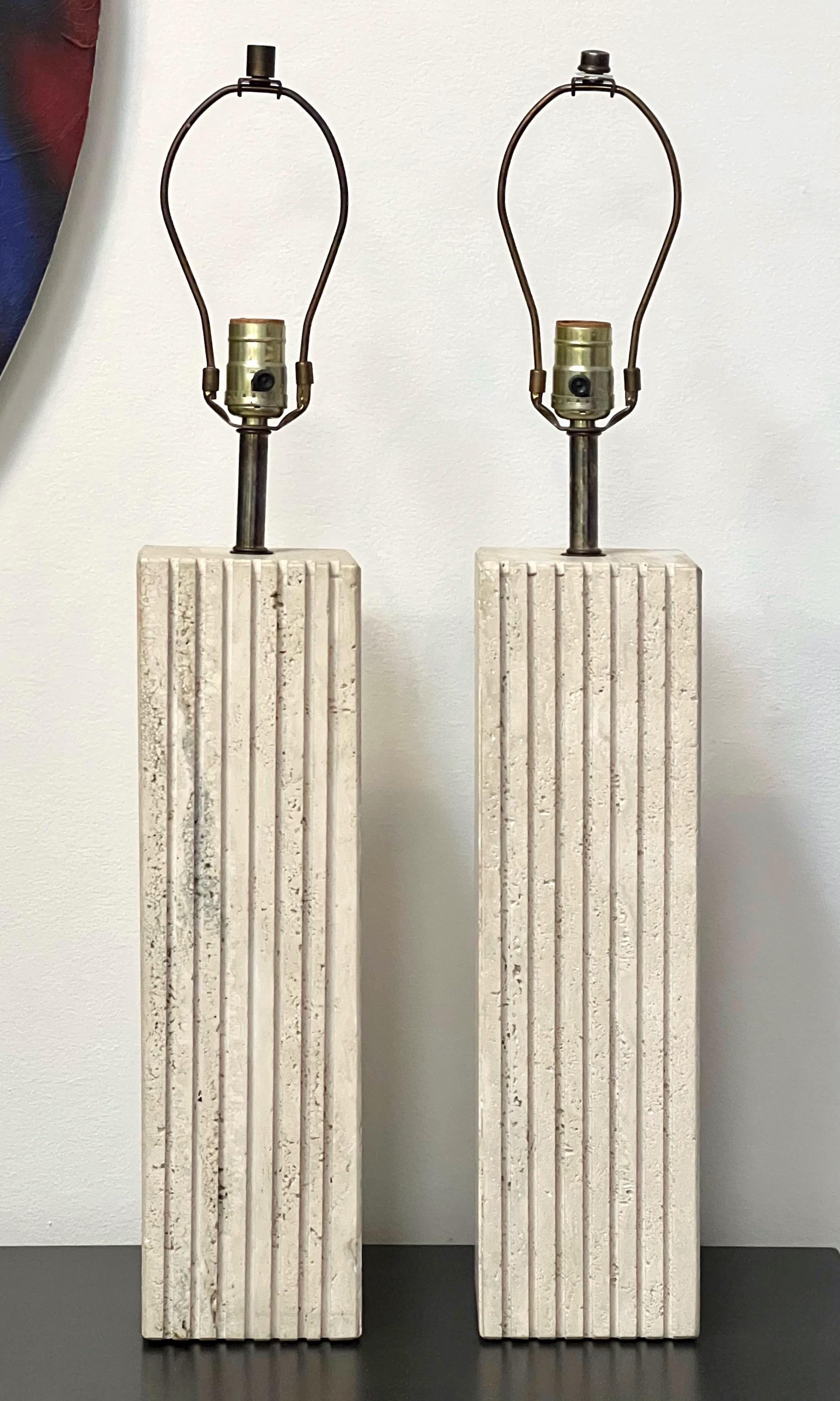 Minimalistisches Paar italienische Tischlampen aus Travertin, 1965 (Mitte des 20. Jahrhunderts)