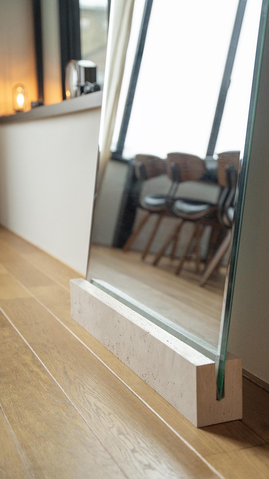 Una soluzione minimalista e scultorea per mettere in mostra il tuo specchio con charme naturale.
Il nostro supporto per specchio in travertino è progettato per sostenere uno specchio appoggiato alla parete, offrendo stabilità e un'estetica