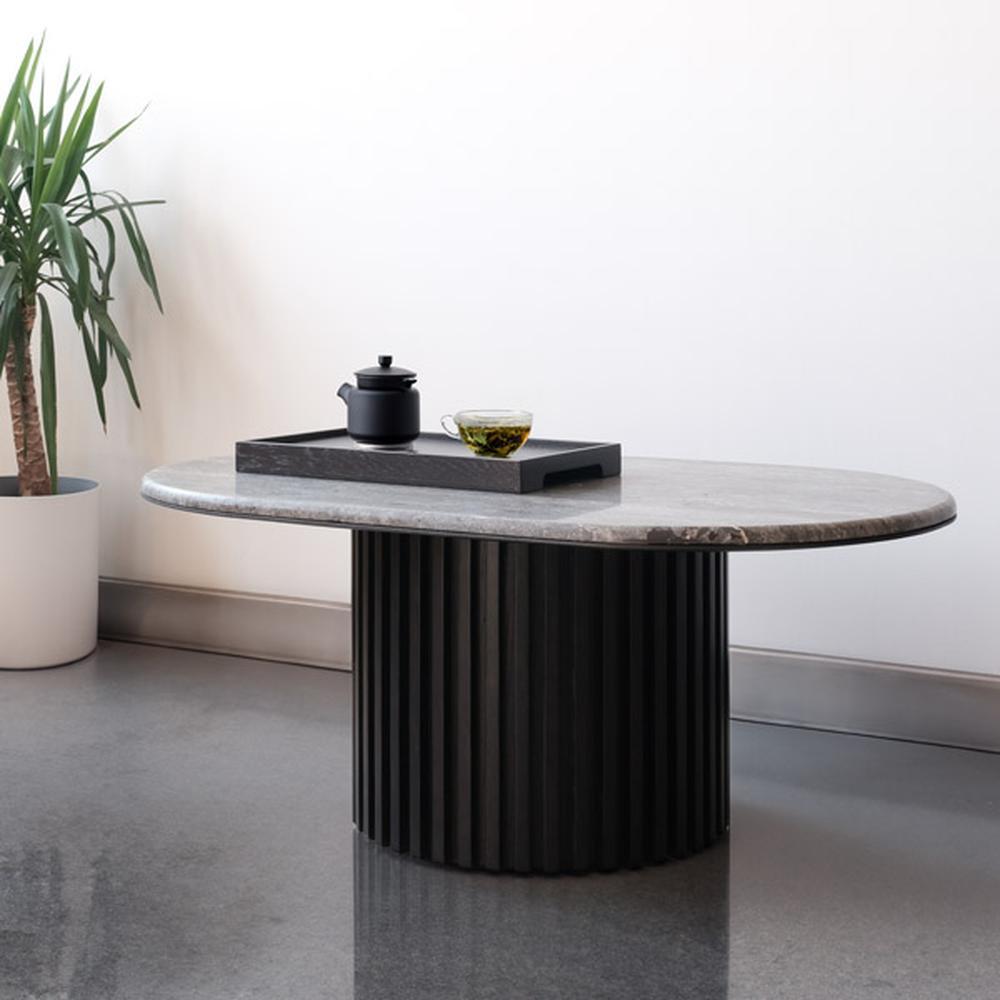 Moderne Table basse ovale en travertin avec base en Oak - DOCIA en vente
