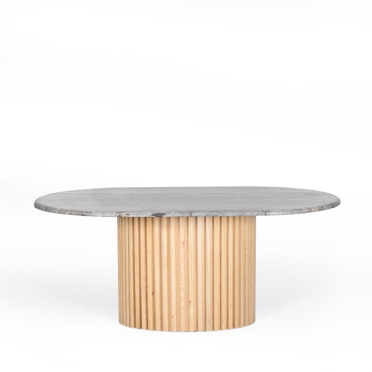 Table basse ovale en travertin avec base en Oak - DOCIA Neuf - En vente à İzmir, İzmir