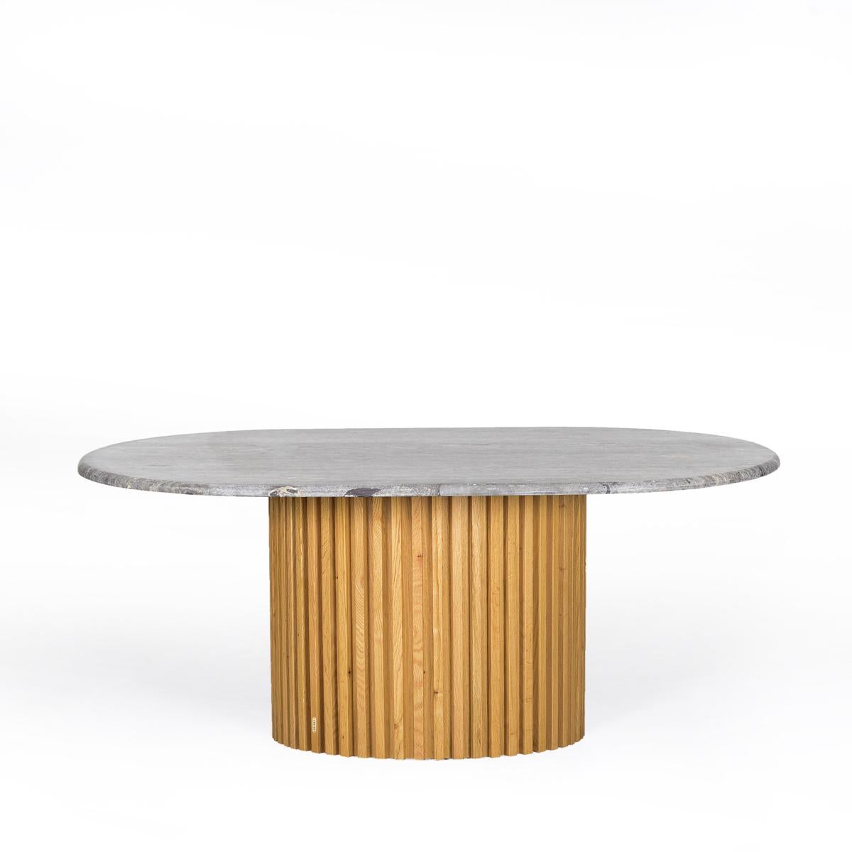 Fait main Table basse ovale en travertin avec base en Oak - DOCIA en vente