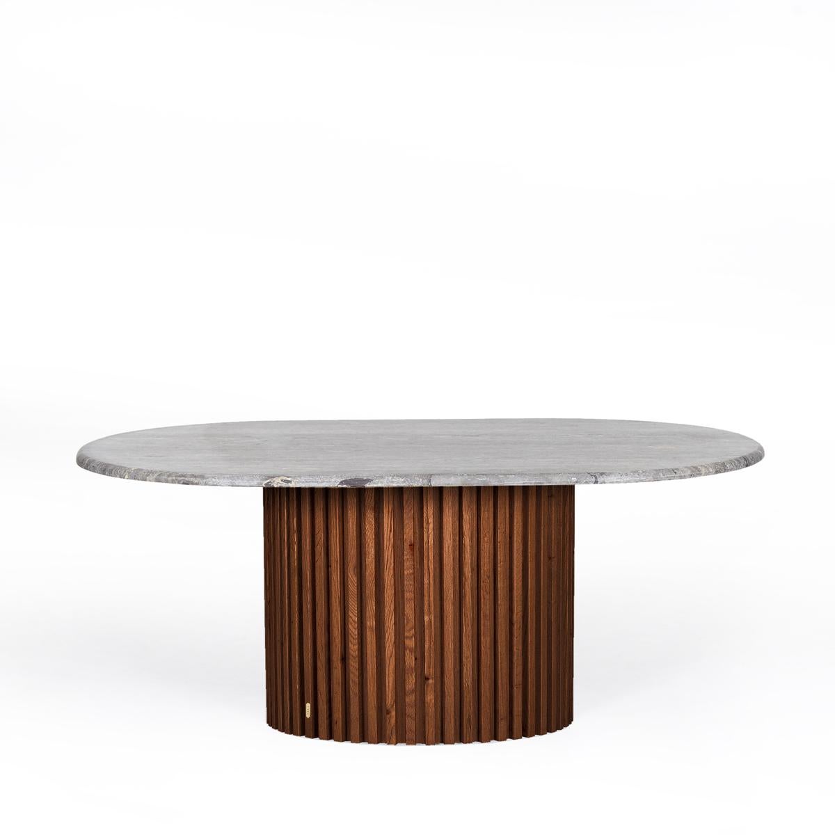 Fait main Table basse ovale en travertin avec base en Oak - DOCIA en vente
