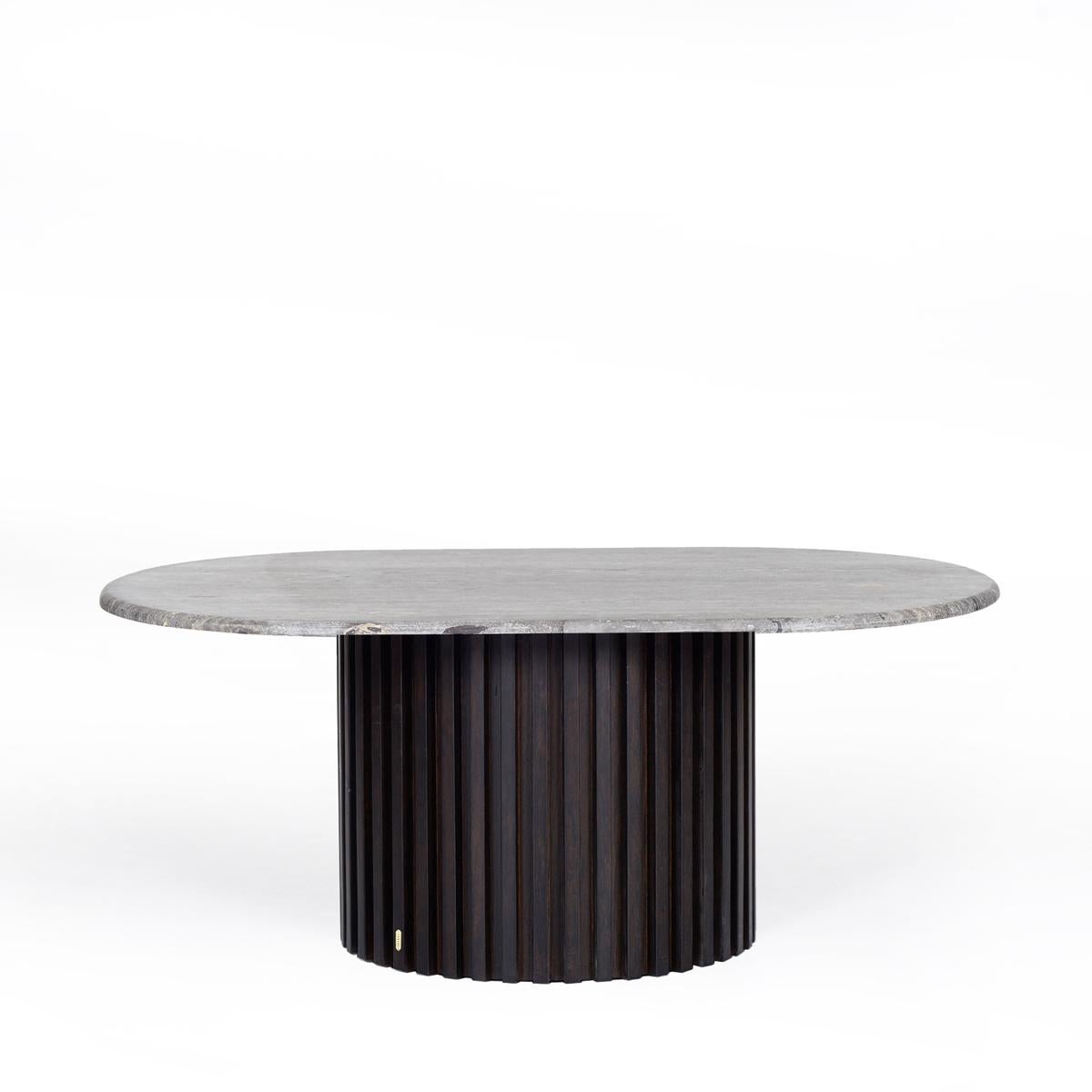 Fait main Table basse ovale en travertin avec base en Oak - DOCIA en vente