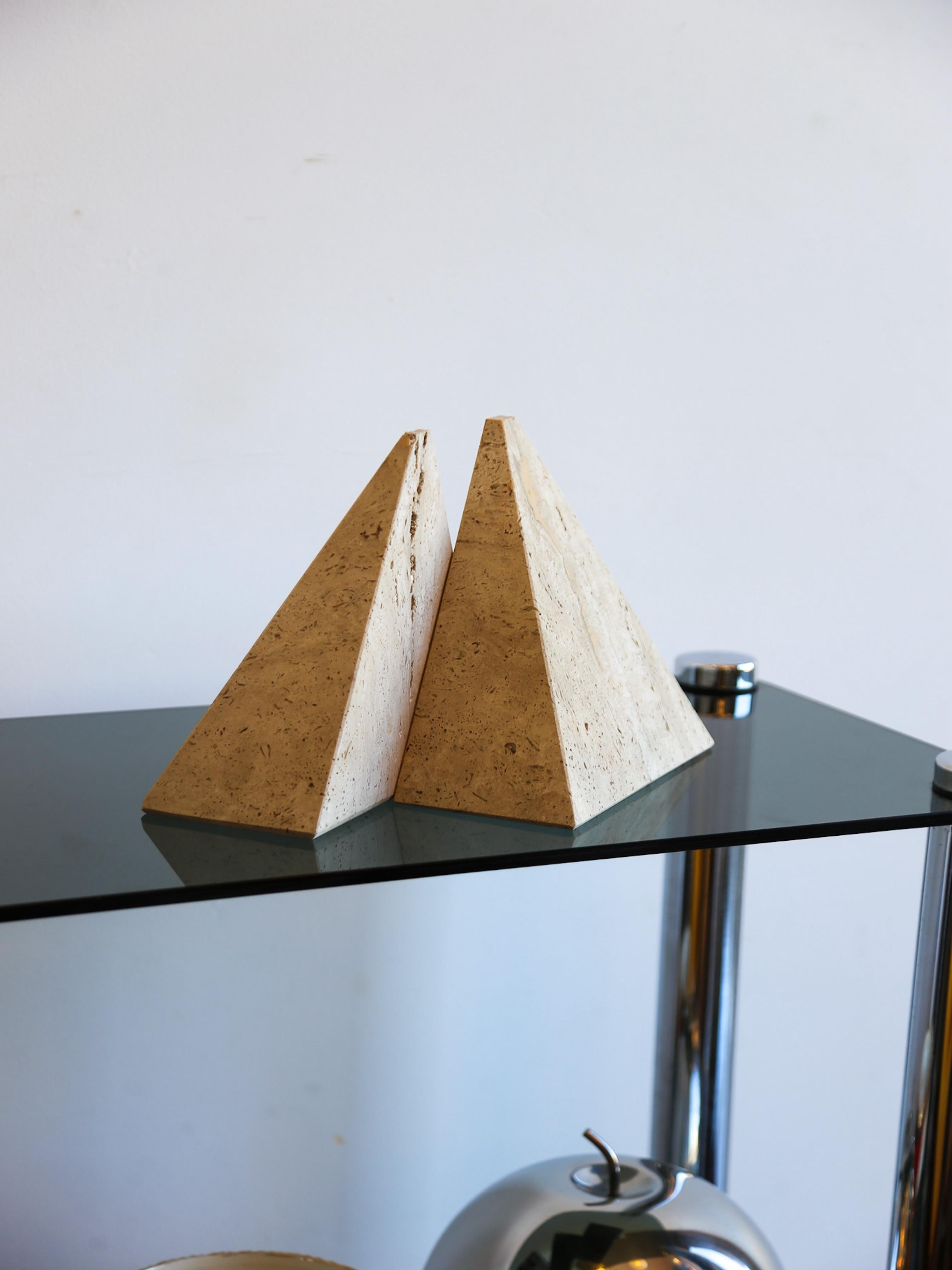 Serre-livres pyramide travertin en vente 3