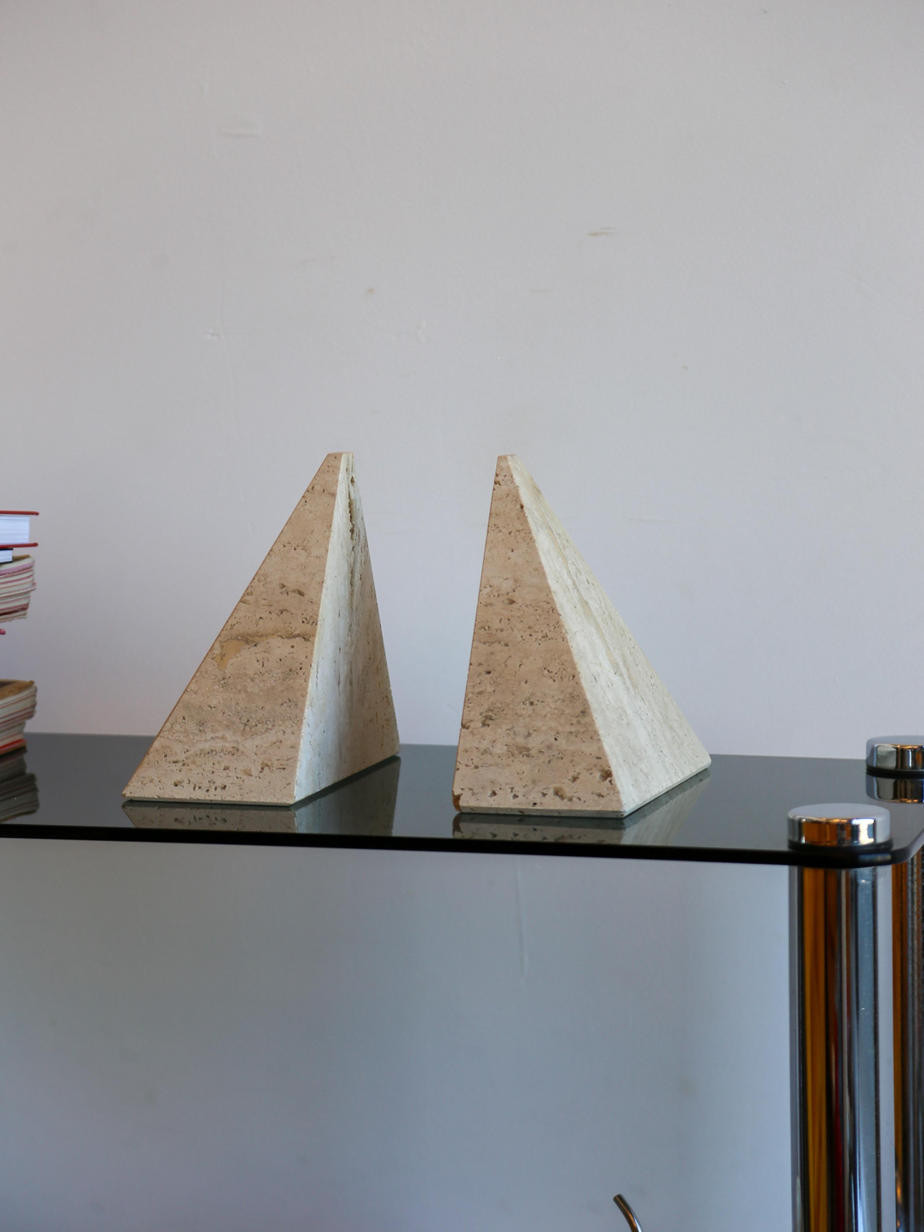 Serre-livres pyramide travertin en vente 5