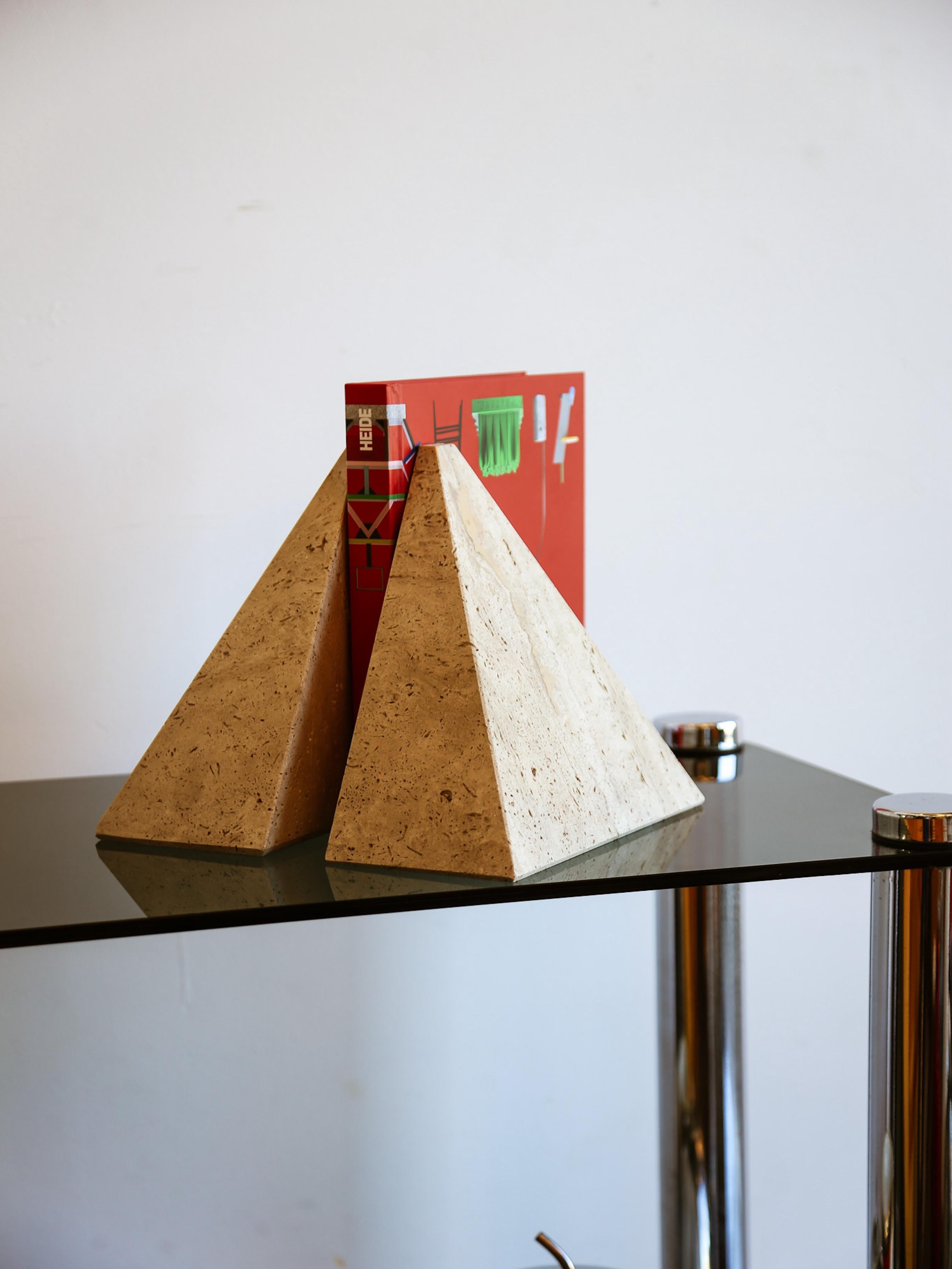 Serre-livres pyramide travertin en vente 6