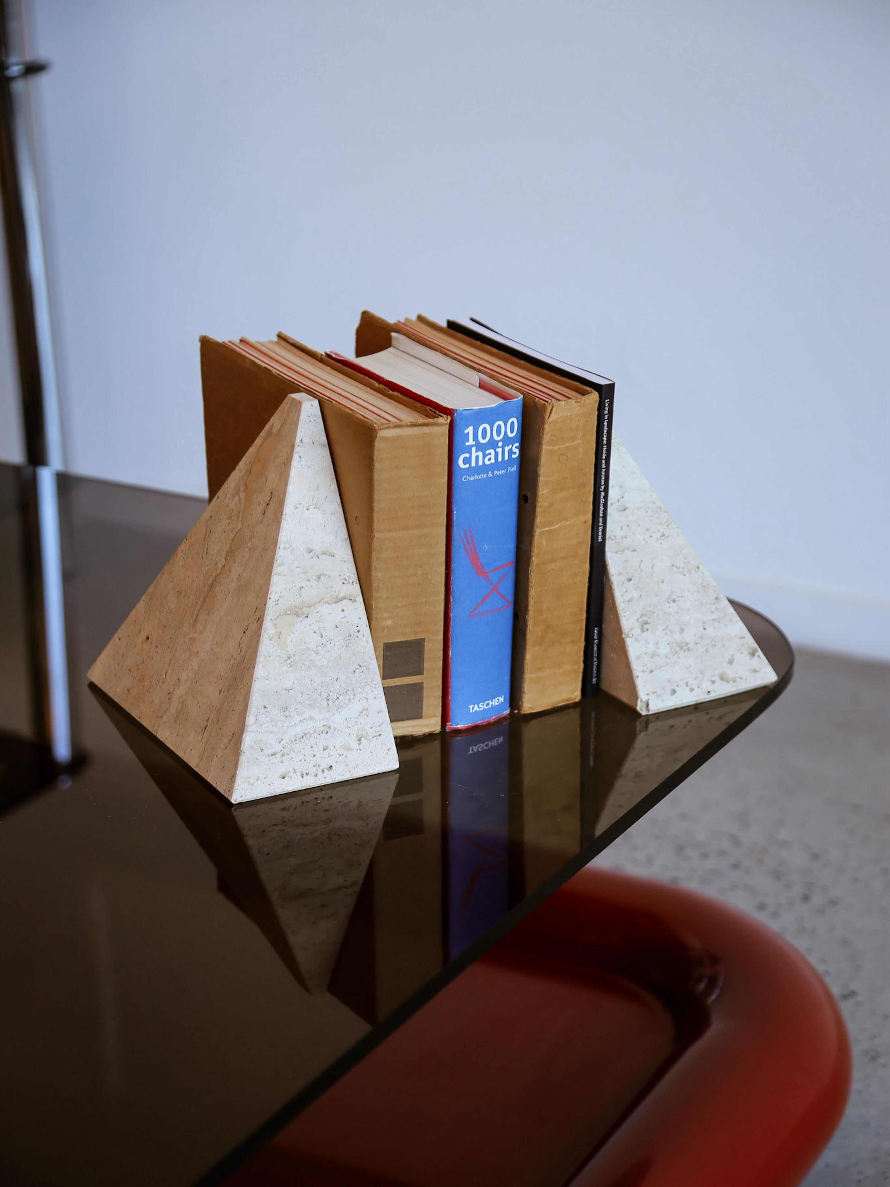 Serre-livres pyramide travertin en vente 7