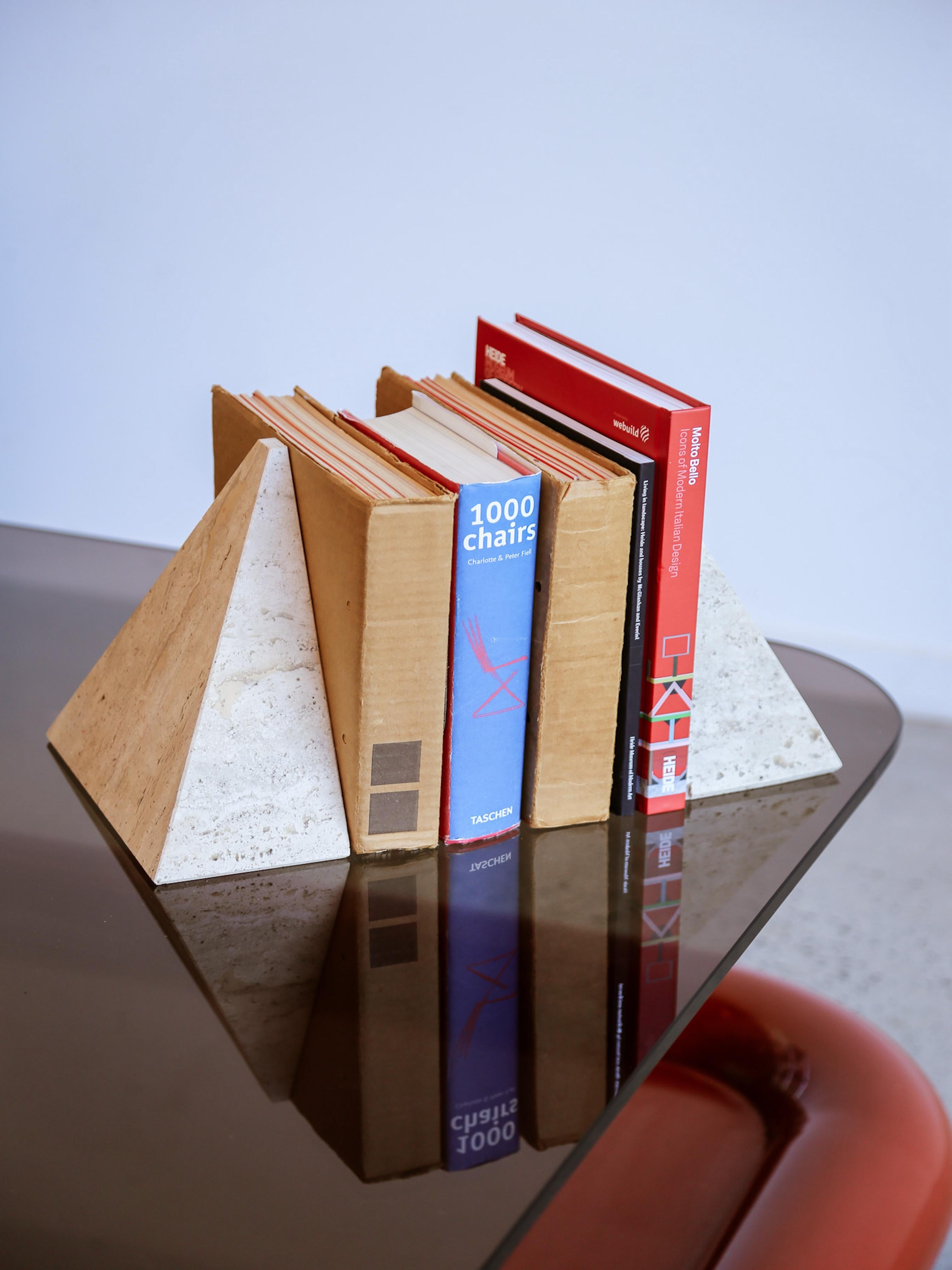 Un peu de mystère ancien, un peu de charme moderne. Ces serre-livres en forme de pyramide sont sculptés dans du travertin massif et ressemblent à de petits monuments pour votre étagère. Chaque pièce est une sculpture naturelle - il n'y en a pas deux