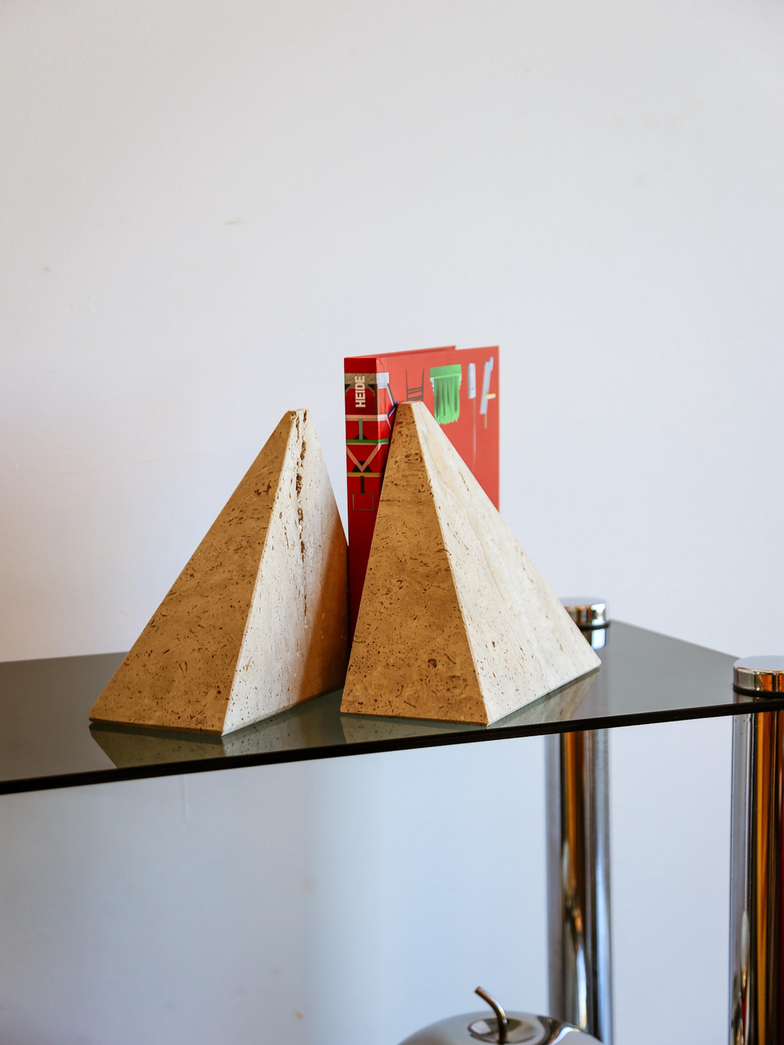 Serre-livres pyramide travertin en vente 1