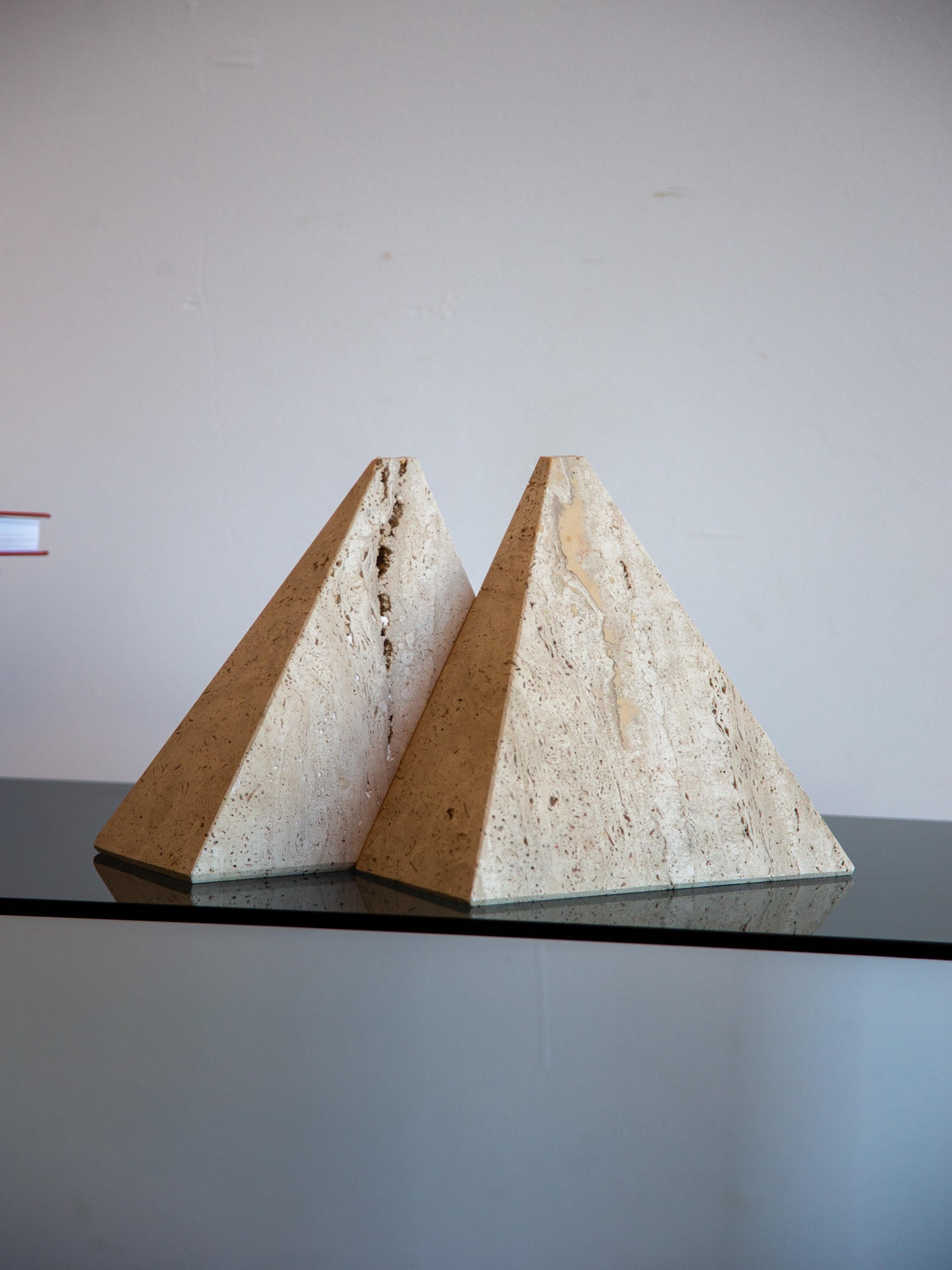 Serre-livres pyramide travertin en vente 2
