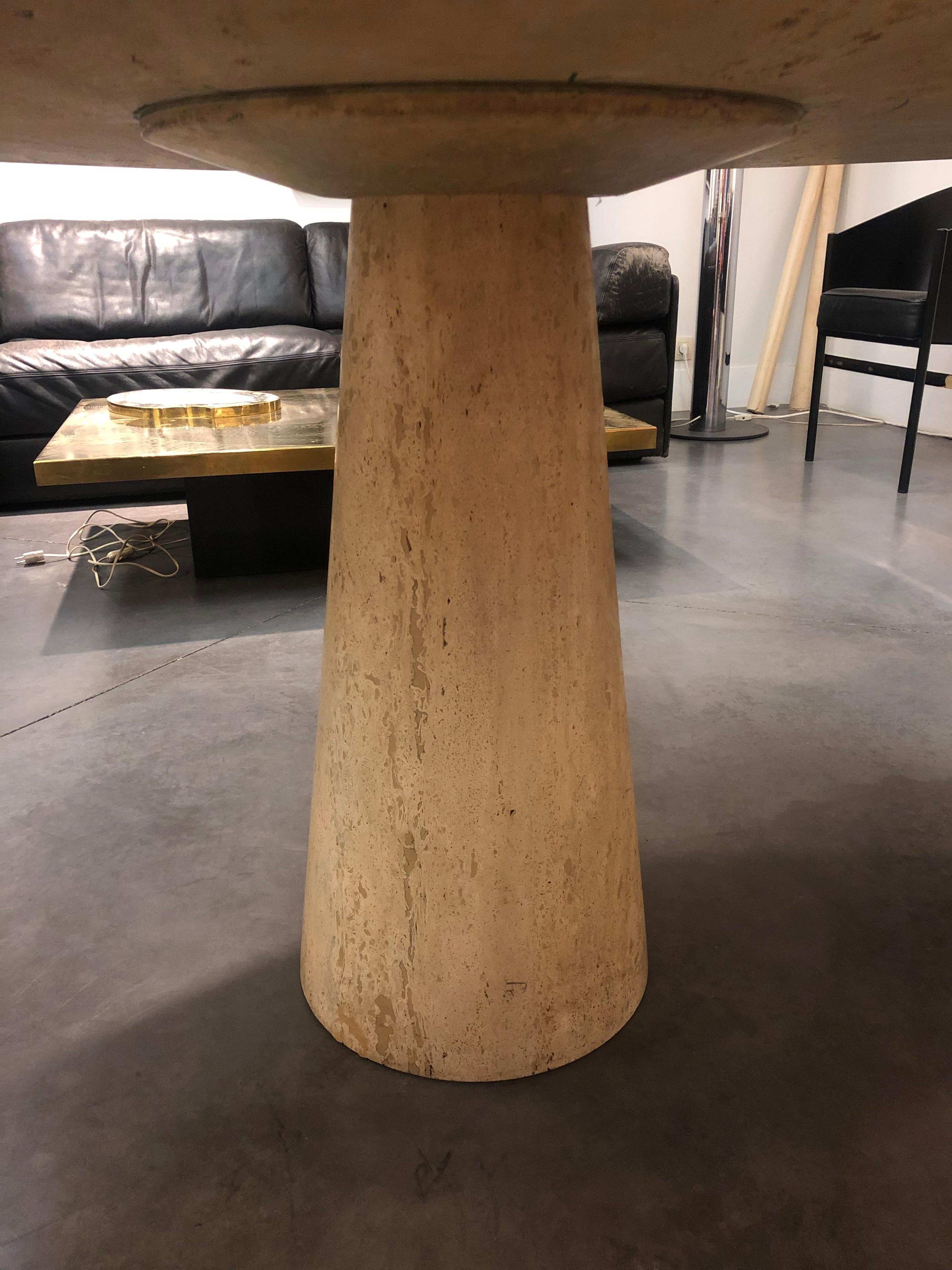 Travertine Round Dining Table circa 1970 In Good Condition In Bruxelles, BE