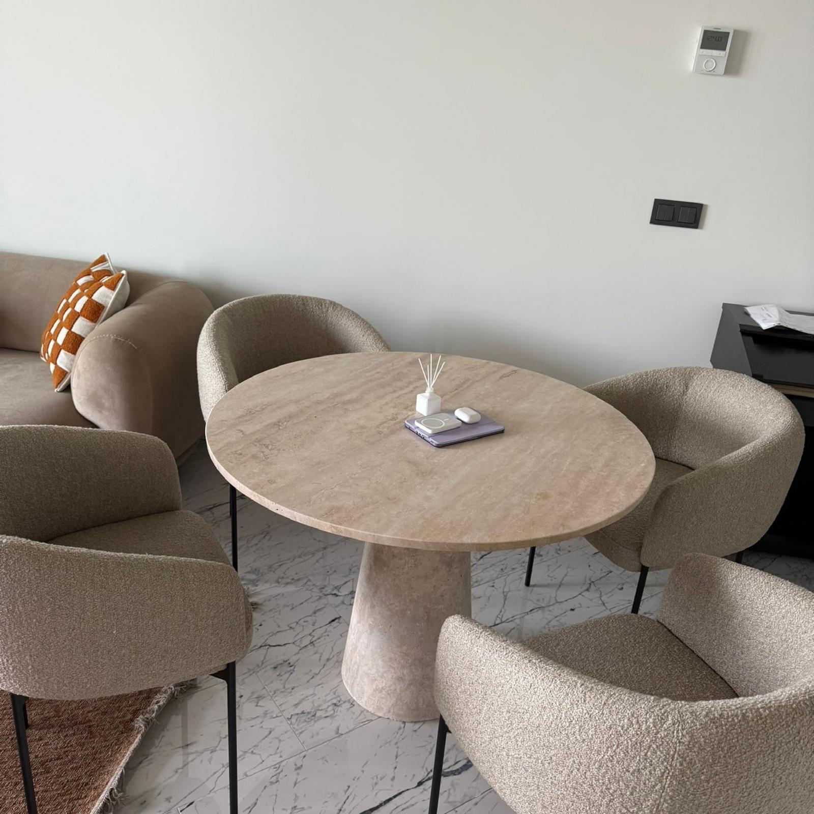 Porta un carattere senza tempo alla tua casa con questo tavolo da pranzo rotondo in travertino, realizzato a mano con pietre naturali di alta qualità. Con il suo design minimalista e i suoi toni caldi, è il pezzo forte perfetto per la tua cucina o