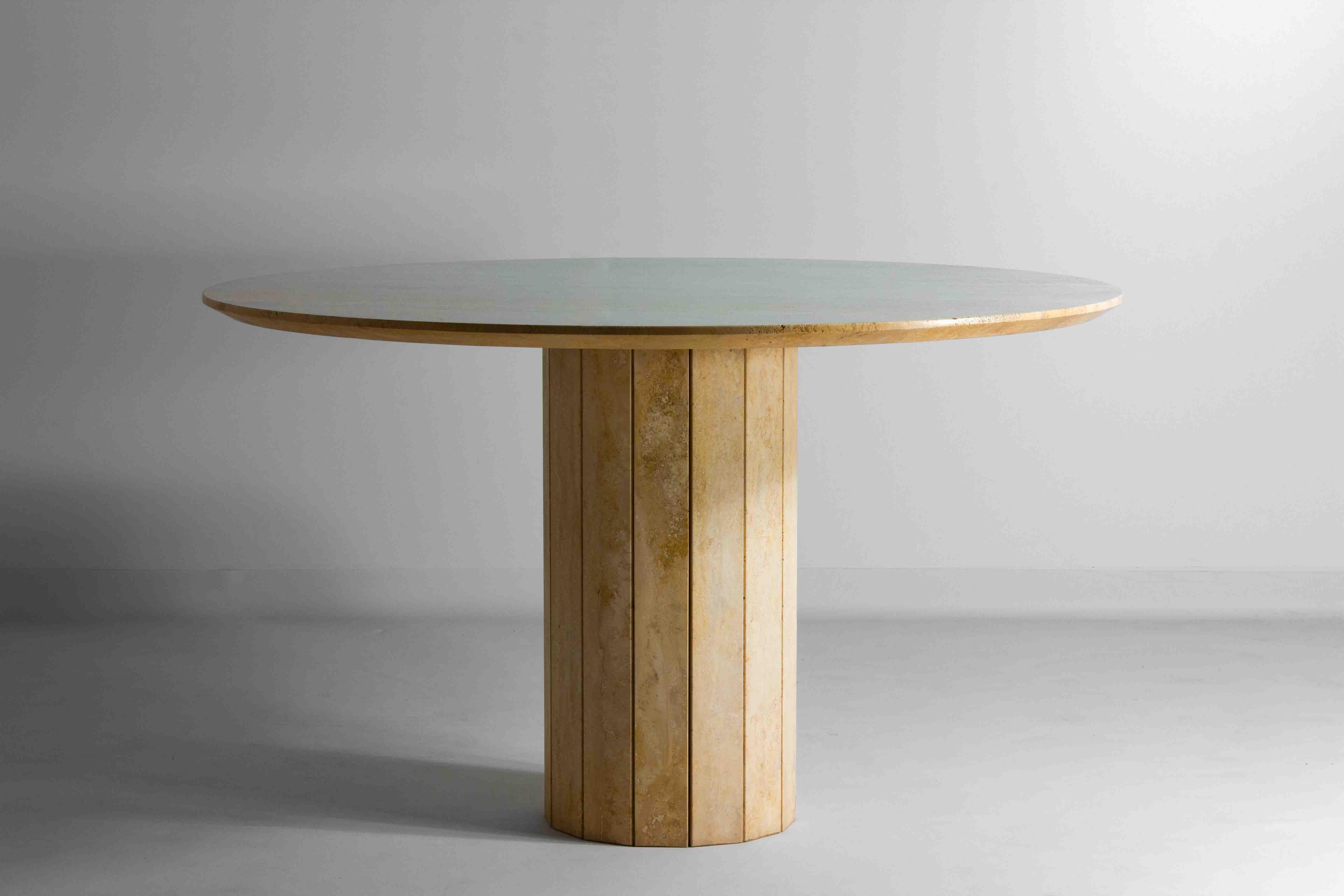 Dieser exquisite runde Esstisch aus italienischem Travertin weist natürliche Wellenmuster in der Tischplatte auf. Dieses Stück ist in perfektem Zustand und bietet problemlos Platz für 6 Personen