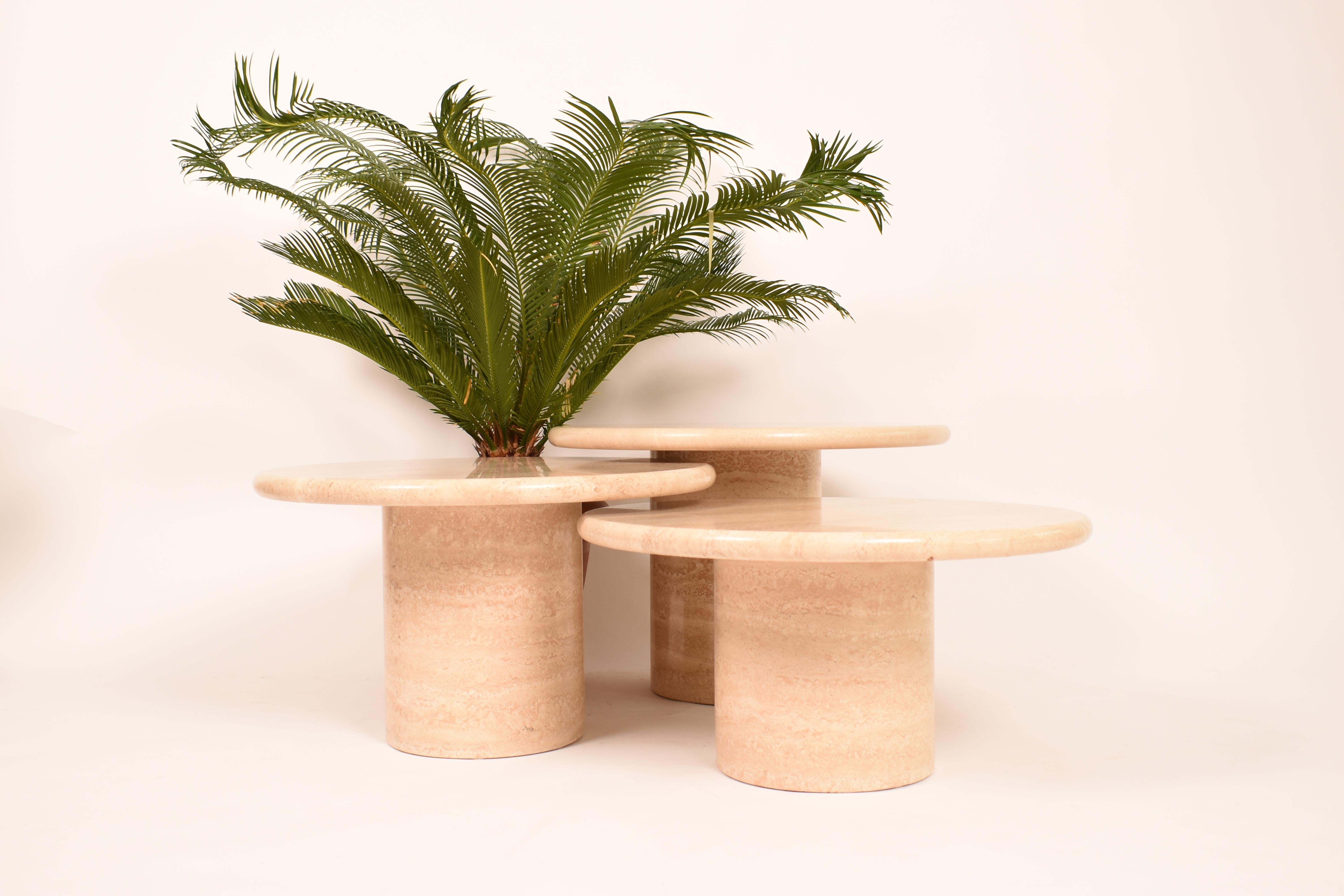 Travertine Round Pedestal Tiered Coffe Tables Set, Italy, 1970 In Good Condition In Le Grand-Saconnex, CH