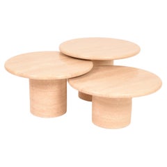 Ensemble de tables basses à piédestaux ronds en travertin, Italie, 1970