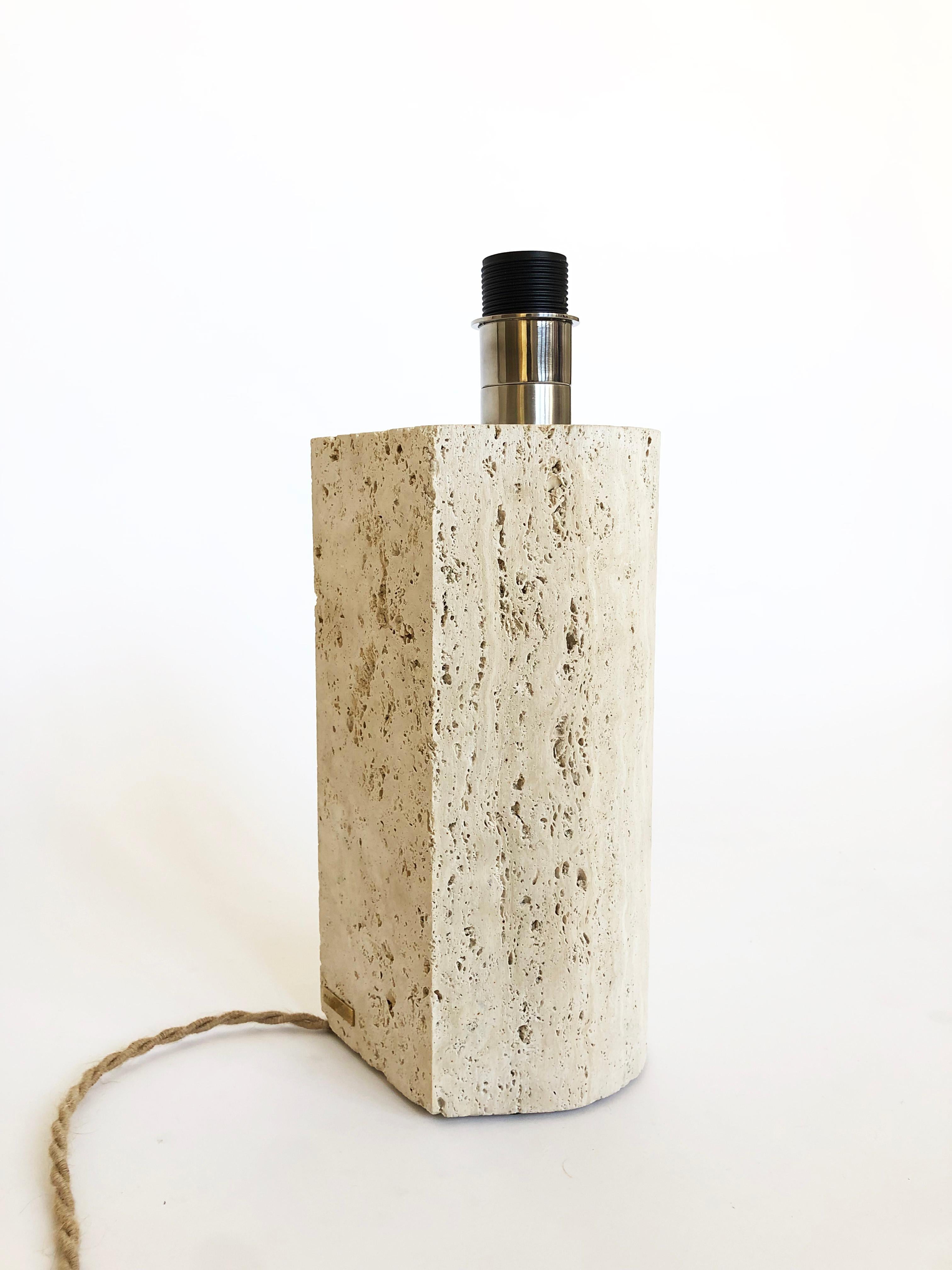 Lámpara de sobremesa esculpida en travertino by Brajak Vitberg Europeo en venta