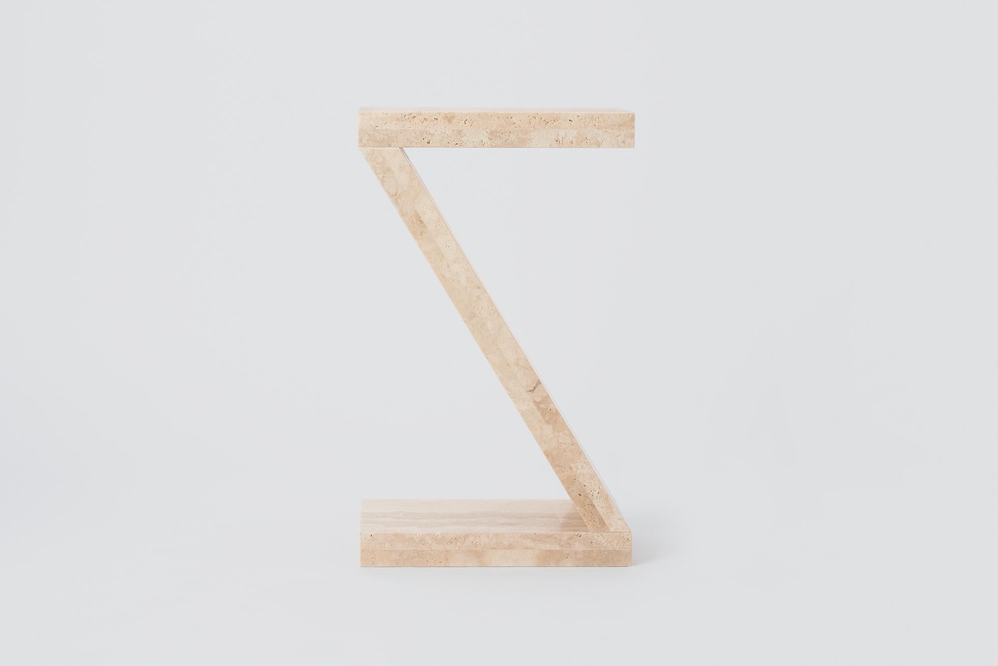 Table d'appoint en travertin par Petra Madalena
Dimensions : L 20 x D 30 x H 50 cm
Matériaux : travertin.
Poids : 30 kg (± 5 kg pour l'emballage)

Offrez-vous le luxe et la sophistication ultimes avec cette table d'appoint en travertin de Petra