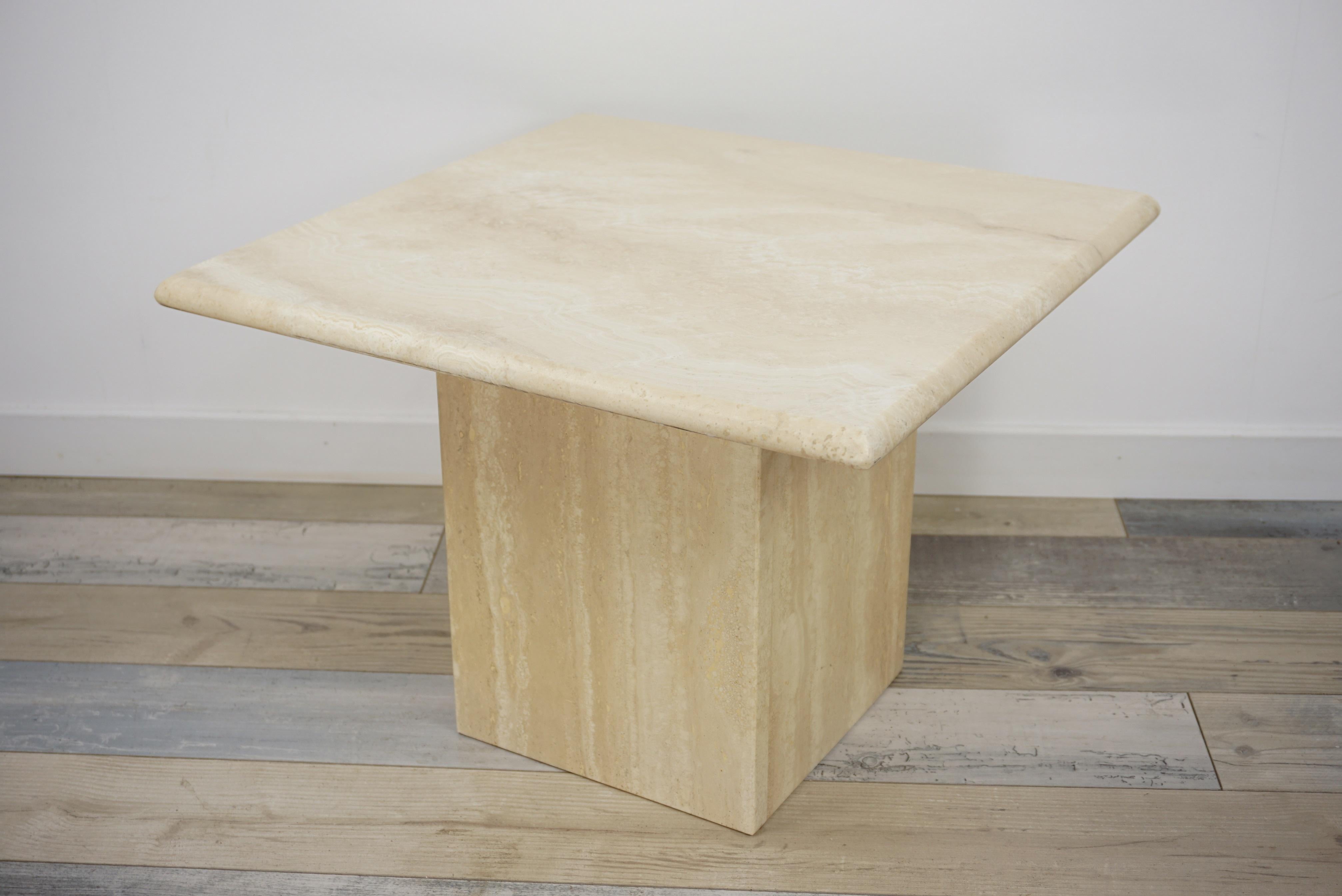 Travertine coffee table, which will find its place in the living room as a side table, at the end of the sofa to put your book or your cup of tea, or even as a pedestal to sublimate a vase, a sculpture, a plant!