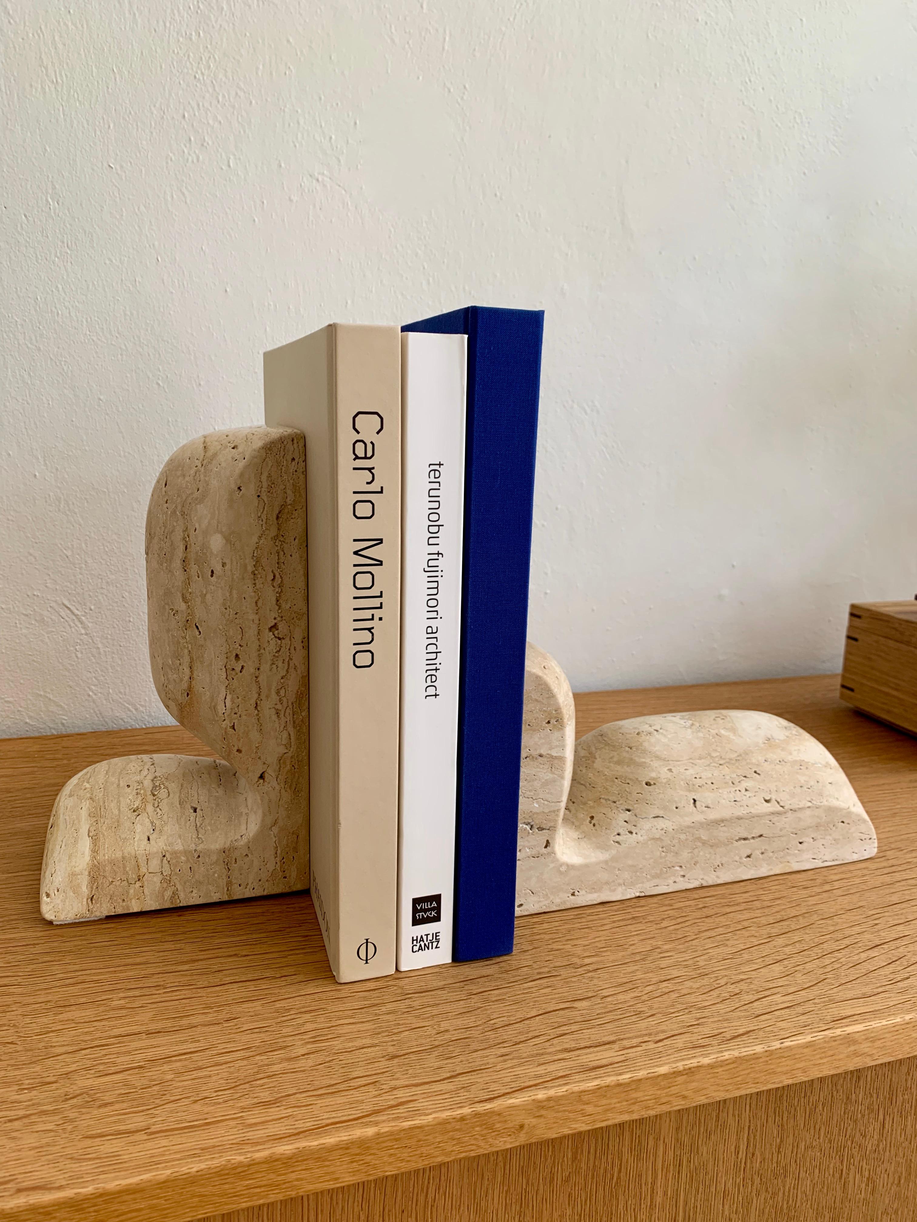 Travertin 'Slo' Bücherstützen von Christophe Delcourt, Sammlung Particulière (Französisch) im Angebot