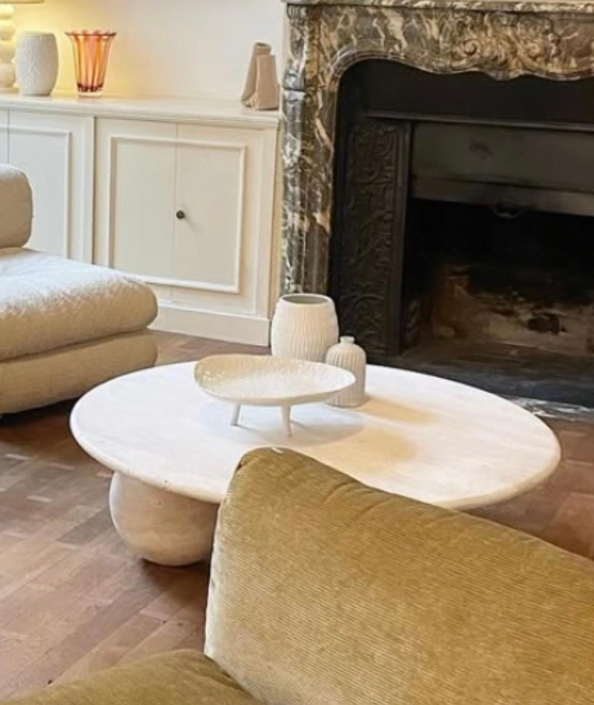 Fabriquée à partir d'un seul matériau, cette table basse sculpturale présente un plateau à bords arrondis de 3 cm d'épaisseur, soutenu par trois pieds sphériques. Les pieds sont autoportants et peuvent être positionnés librement, ce qui vous permet