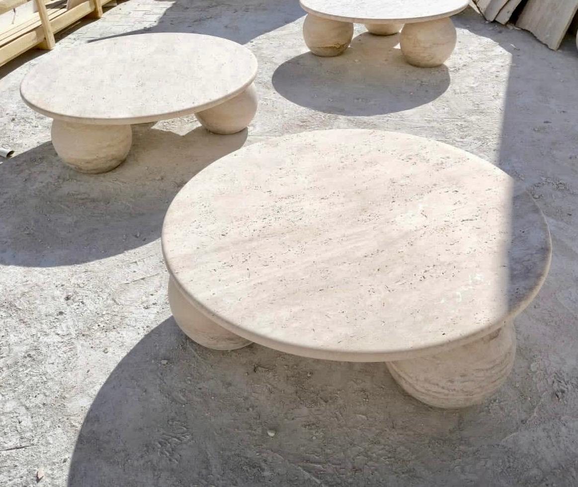 Table basse sphérique à pieds boules en travertin par My Habitat Design Neuf - En vente à AMSTERDAM, NL