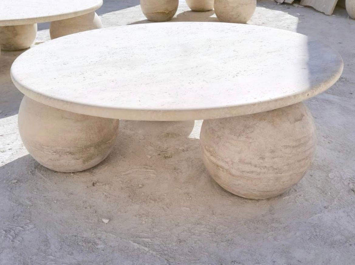 XXIe siècle et contemporain Table basse sphérique à pieds boules en travertin par My Habitat Design en vente