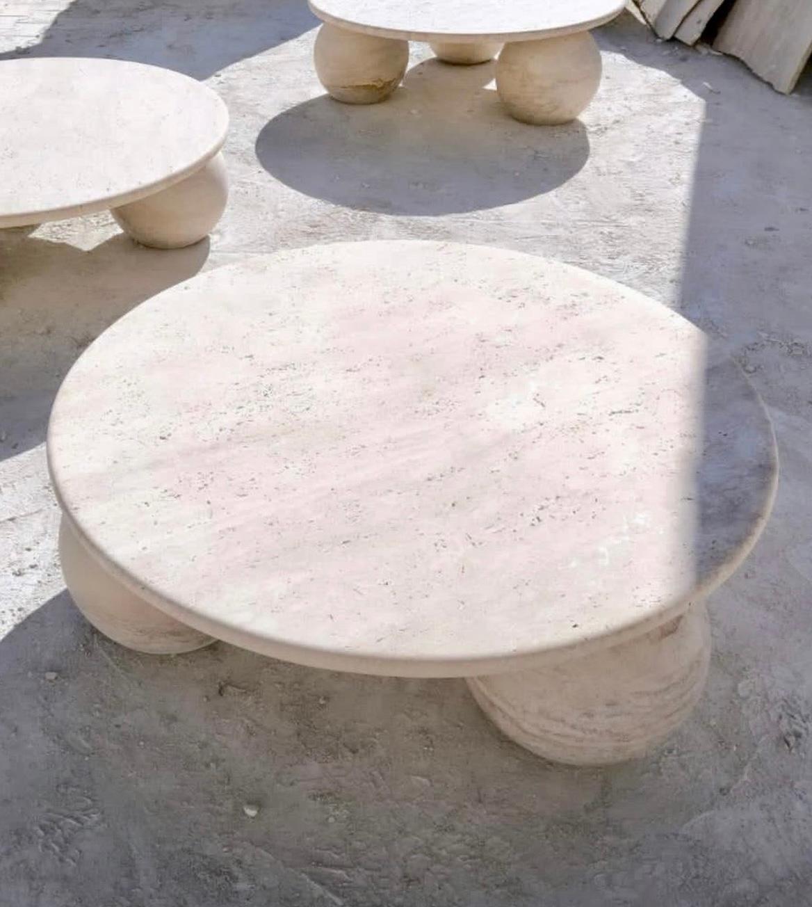 Marbre Table basse sphérique à pieds boules en travertin par My Habitat Design en vente