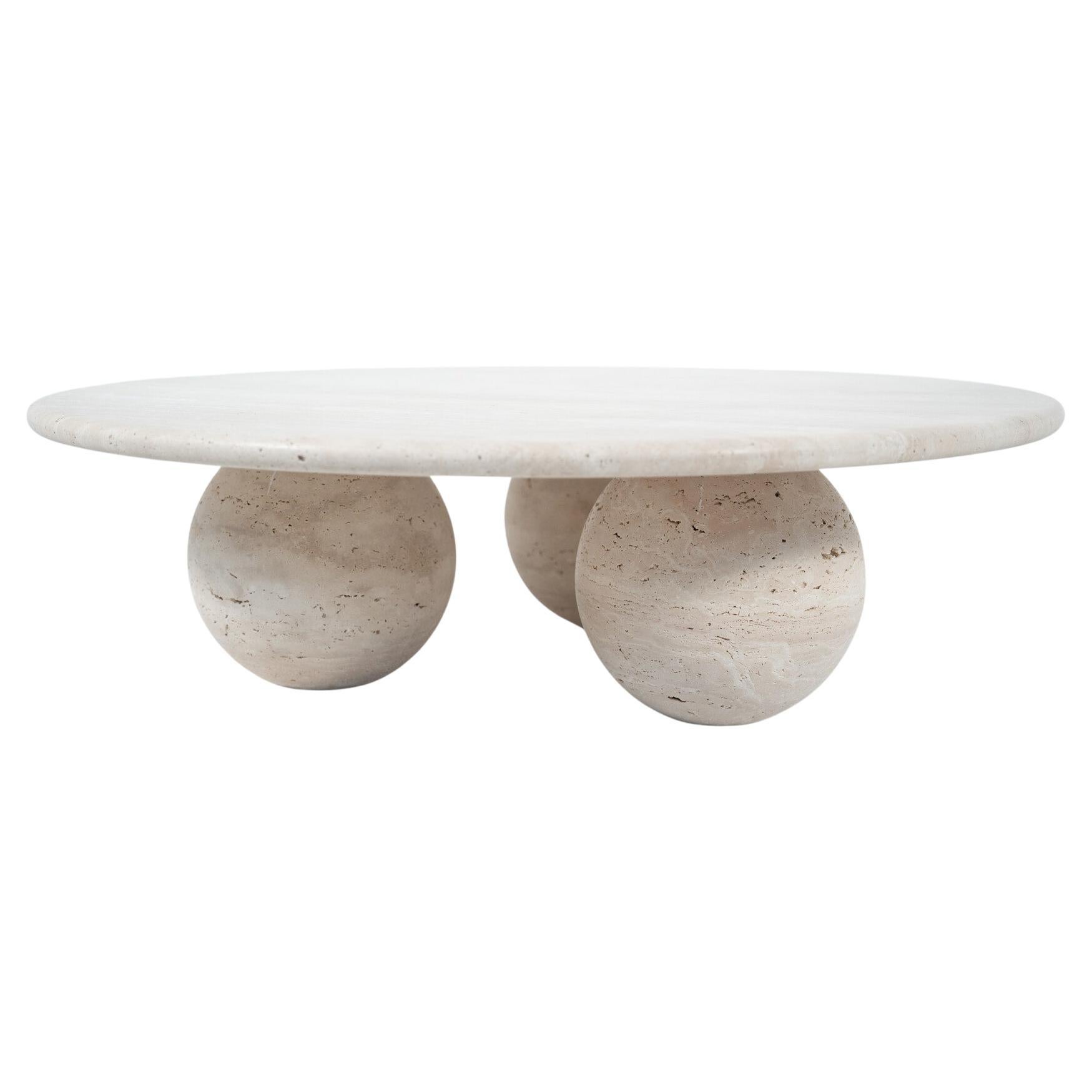Table basse sphérique à pieds boules en travertin par My Habitat Design en vente