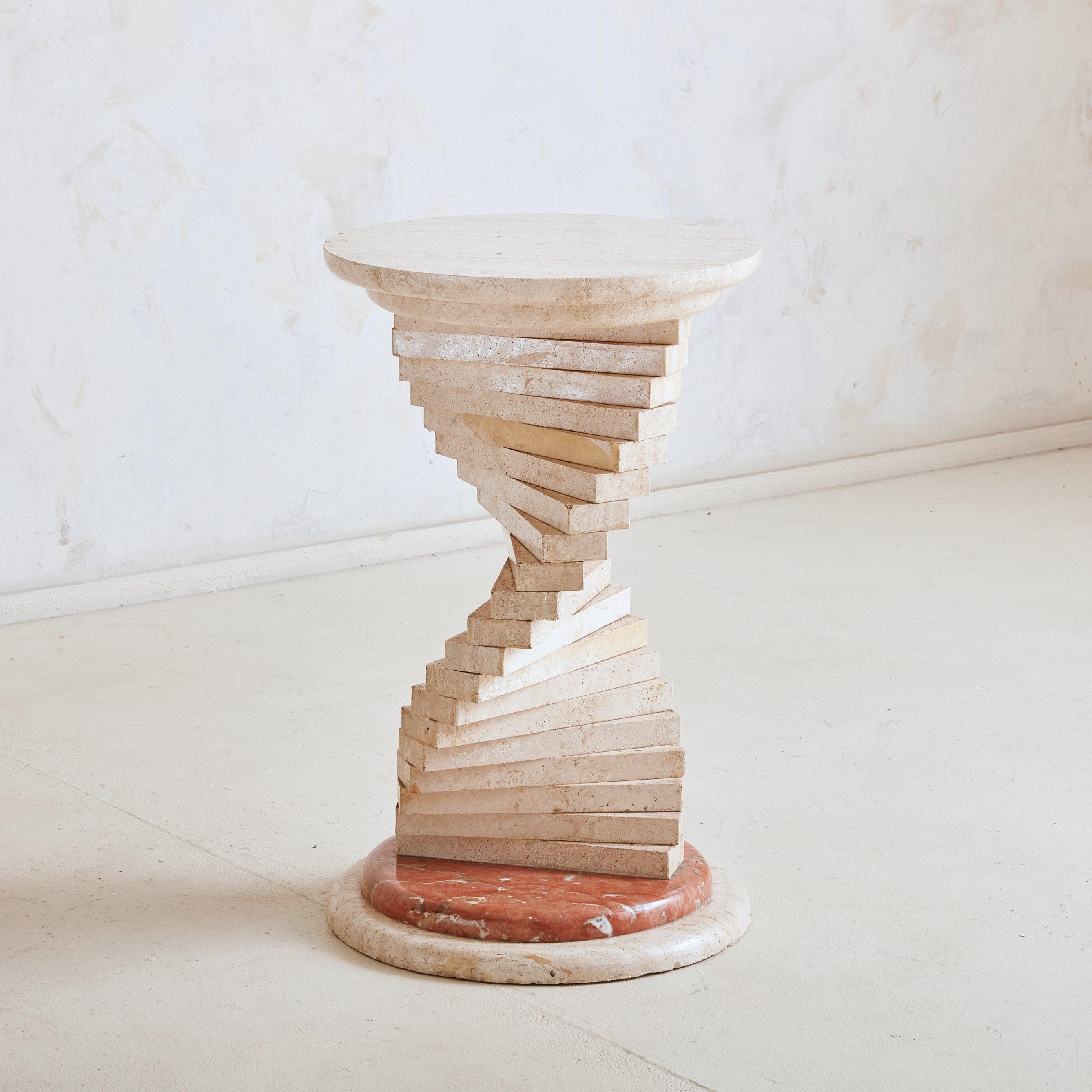 Ein wunderschöner französischer Sockel aus den 1960er Jahren aus natürlichem Travertin in einem sanften Beige-Ton. Das Art-Déco-Design zeichnet sich durch eine gestapelte, spiralförmige Silhouette aus, die eine runde Platte trägt. Der runde Sockel