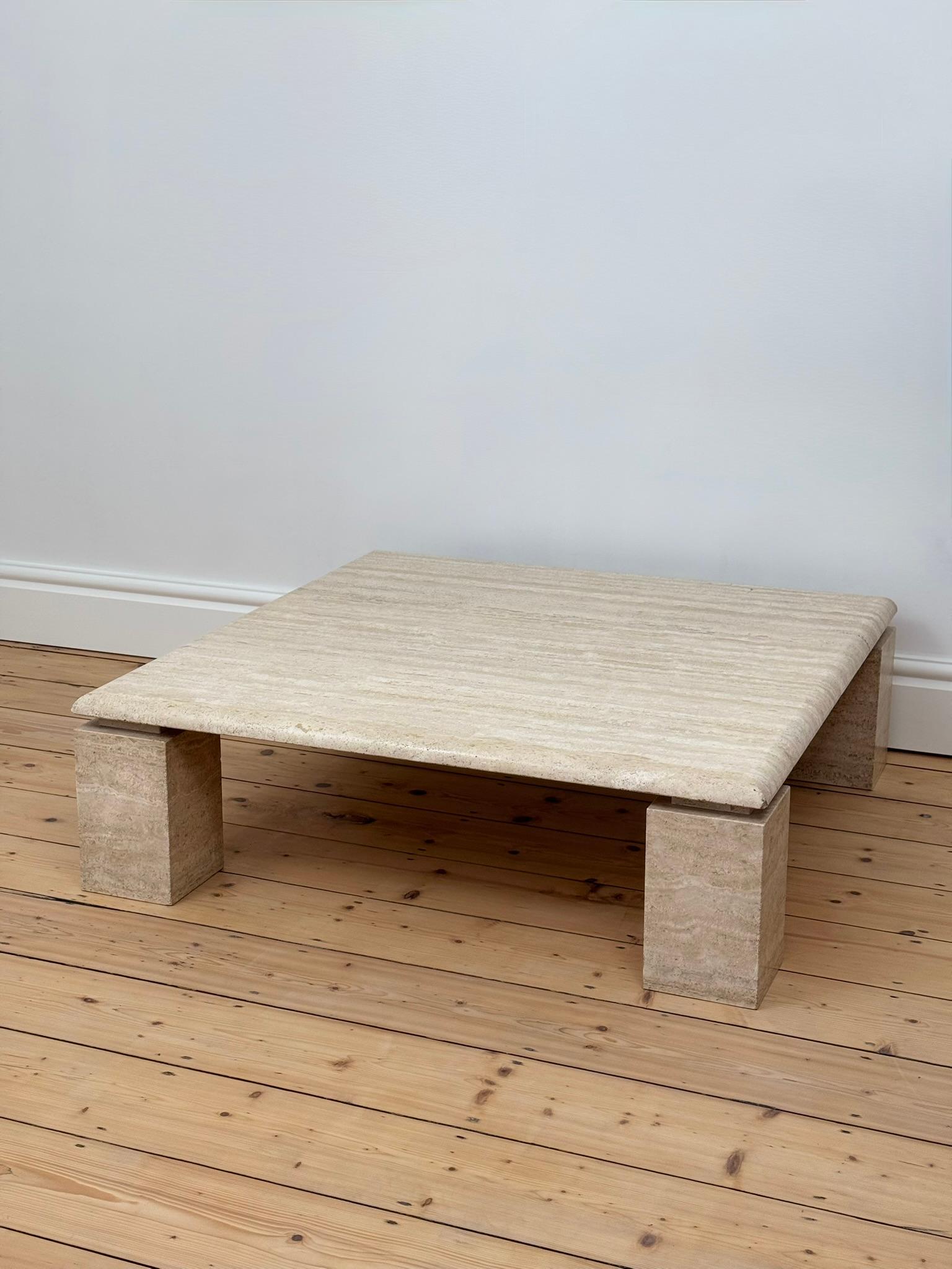 Une grande table basse en travertin. Vintage Byit avec quelques petits éclats sur les bords. Les pieds sont détachés de la partie supérieure pour faciliter le transport.