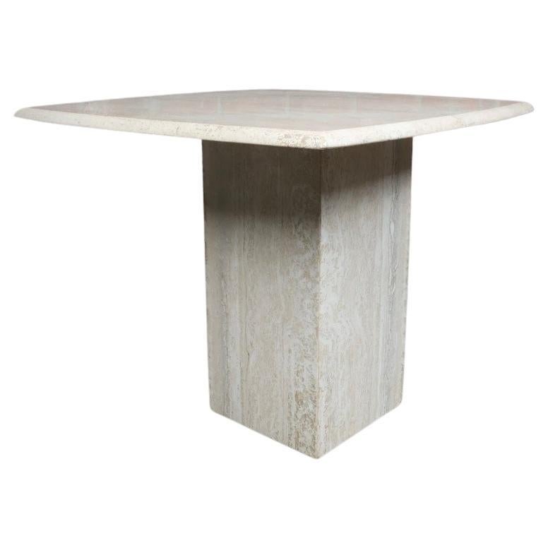 Travertino Postes cuadrados Mesas auxiliares o auxiliares modernas. Preciosas mesas de piedra con base cuadrada, todas de travertino macizo. Gran condición. 

Recogida local disponible  en Brooklyn NYC o Kingston NY - Mándame un mensaje para un