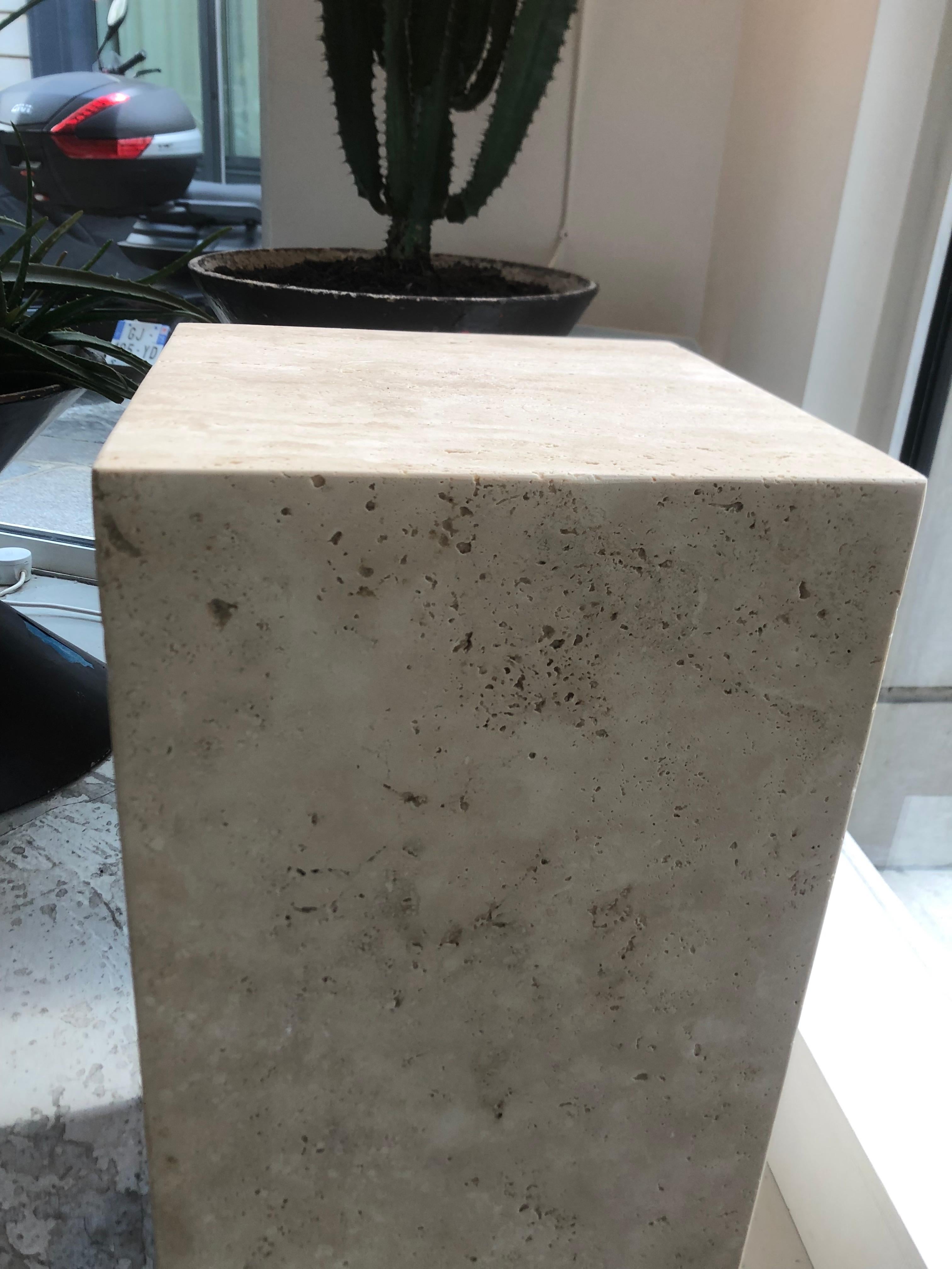 Travertine Stele In Good Condition For Sale In PARIS, FR