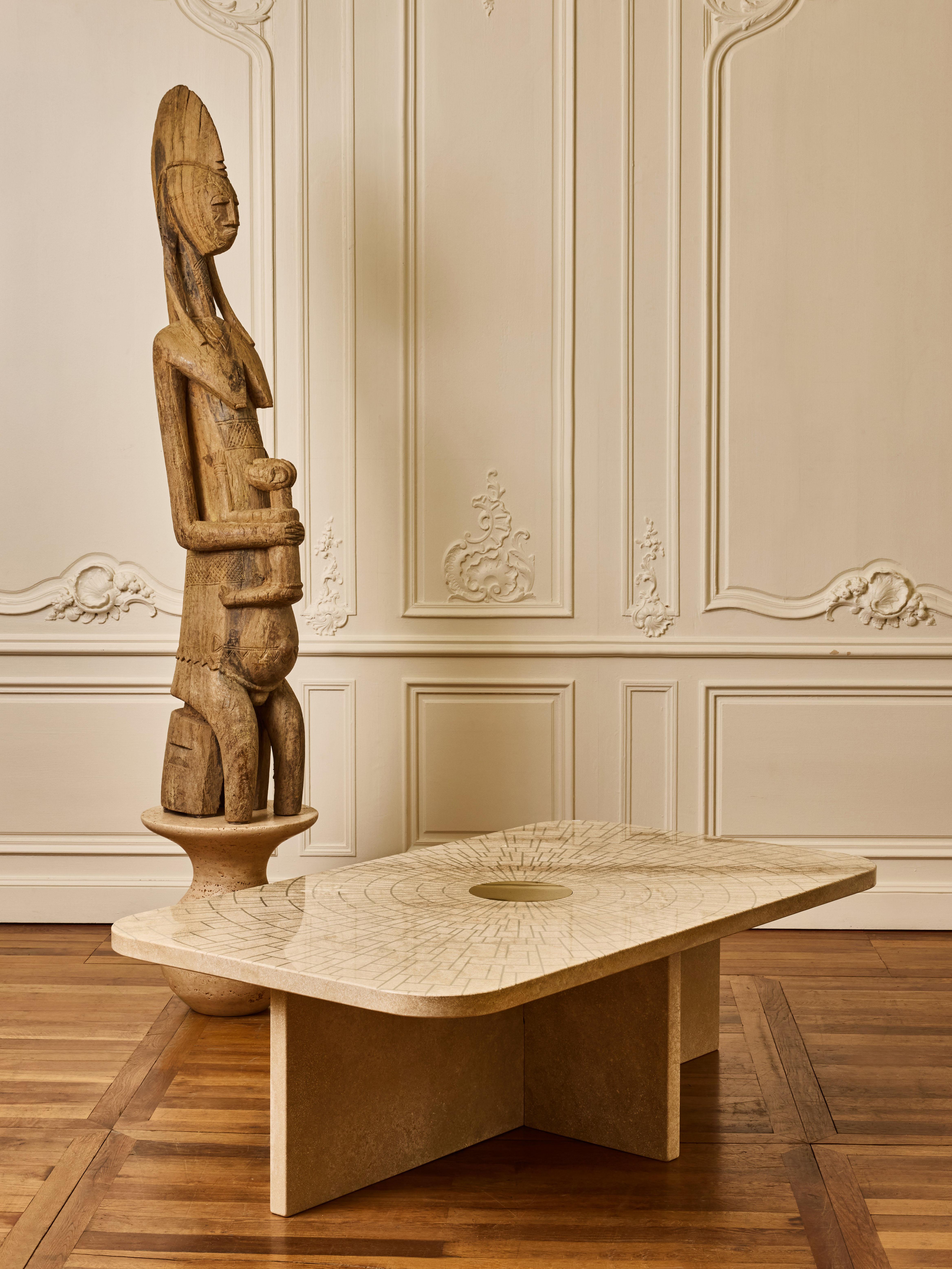 Table basse en bois massif de travertin travaillé en marqueterie et laiton.
Création par le Studio Glustin.
France, 2024.