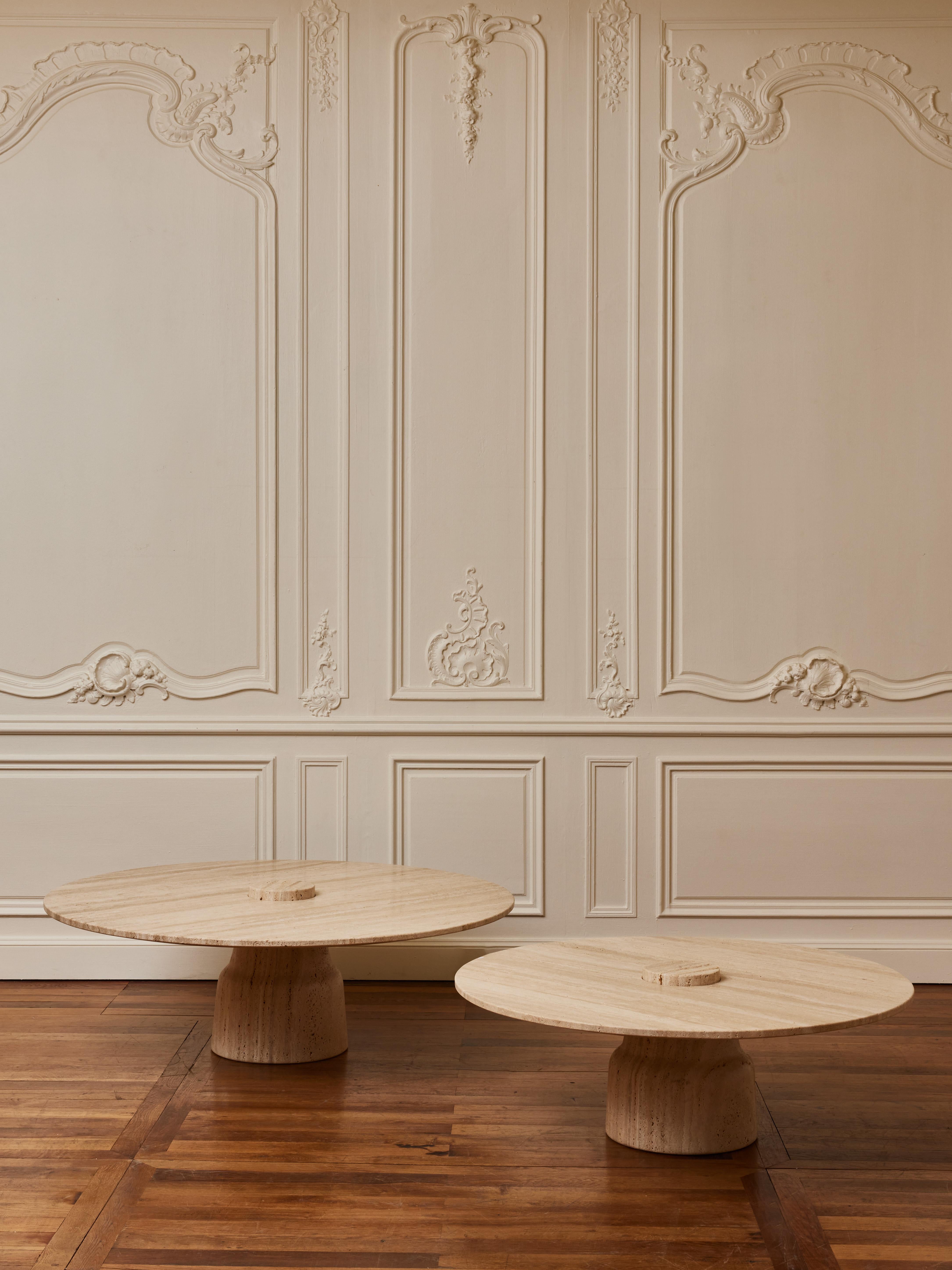 Ein Paar Couchtische aus massivem Travertinstein.
Gestaltung durch das Studio Glustin.
Italien, 2023.

Abmessungen:
Durchm. 100 x H 34 cm
Durchm. 120 x H 39 cm