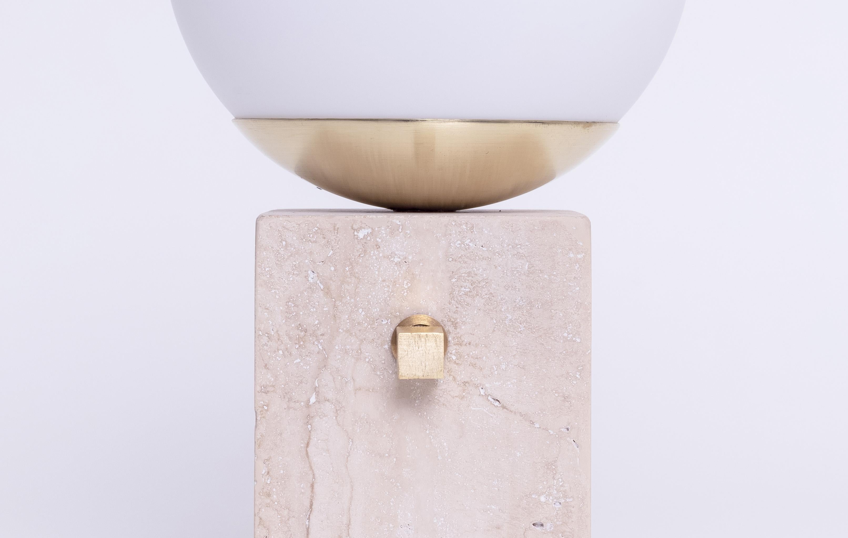 Lampes de table Globe en marbre brut avec interrupteur rotatif rétro en laiton sur la lampe. - Une variété d'autres granits et marbres est également disponible sur demande.

Petit Bonhomme est une lampe minimaliste qui respire la sérénité et la