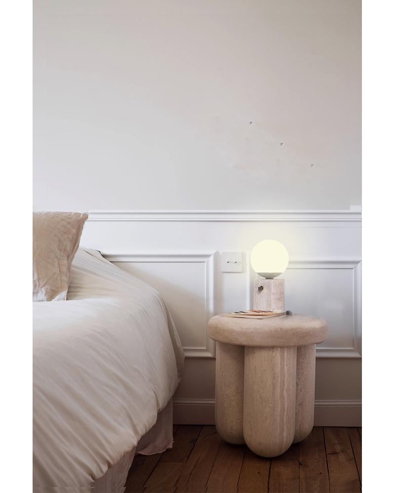 Tischlampen aus Travertinstein mit Globus, Messing-Lichtschalter (Moderne der Mitte des Jahrhunderts) im Angebot
