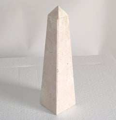 Moderne Obelisken aus Travertinstein im mediterranen Mid-Century-Stil Grand Your Style